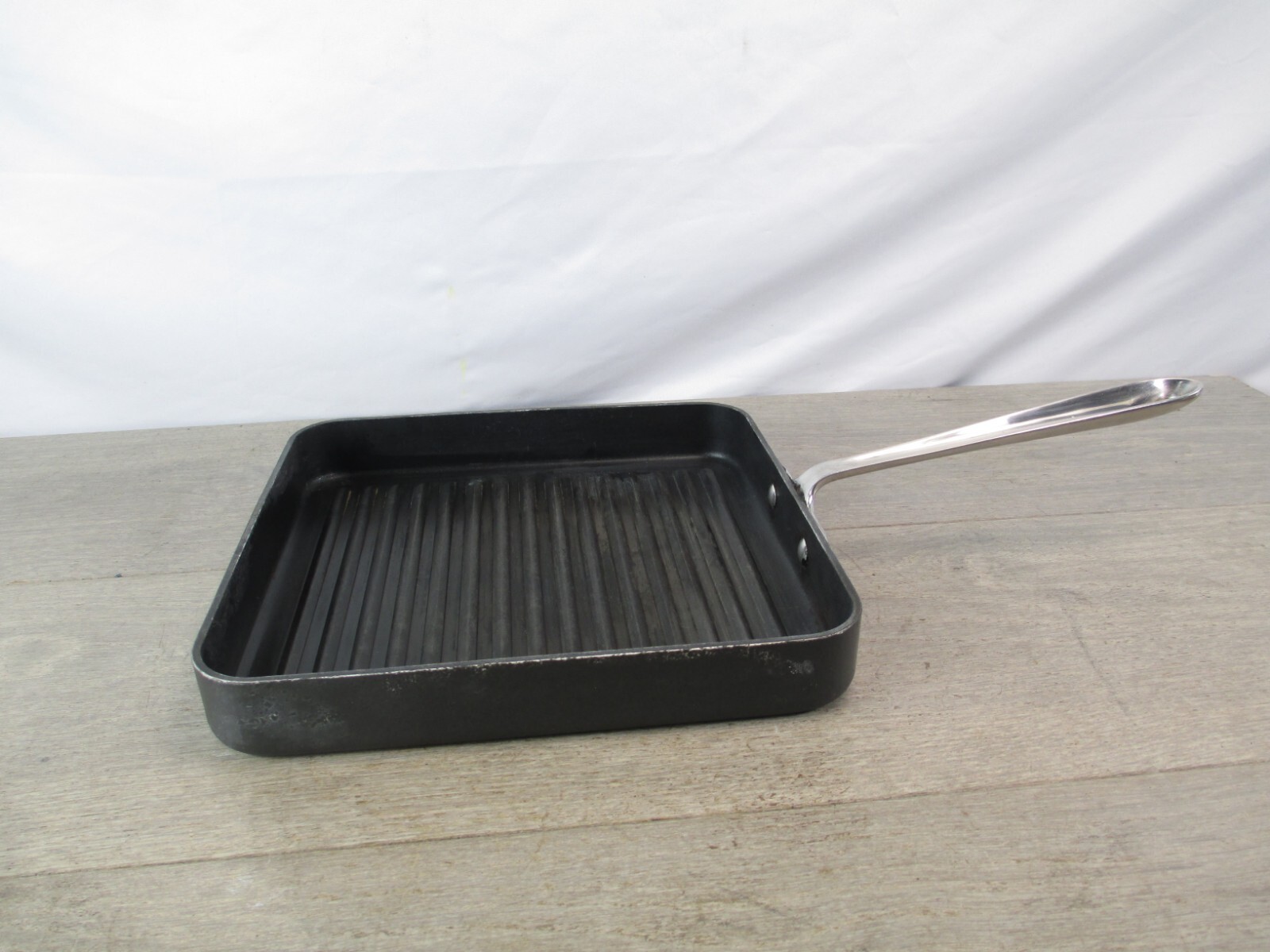 All-Clad 11″ B1 Hard Anodized Nonstick Square (Ribbed) Grille Pan
