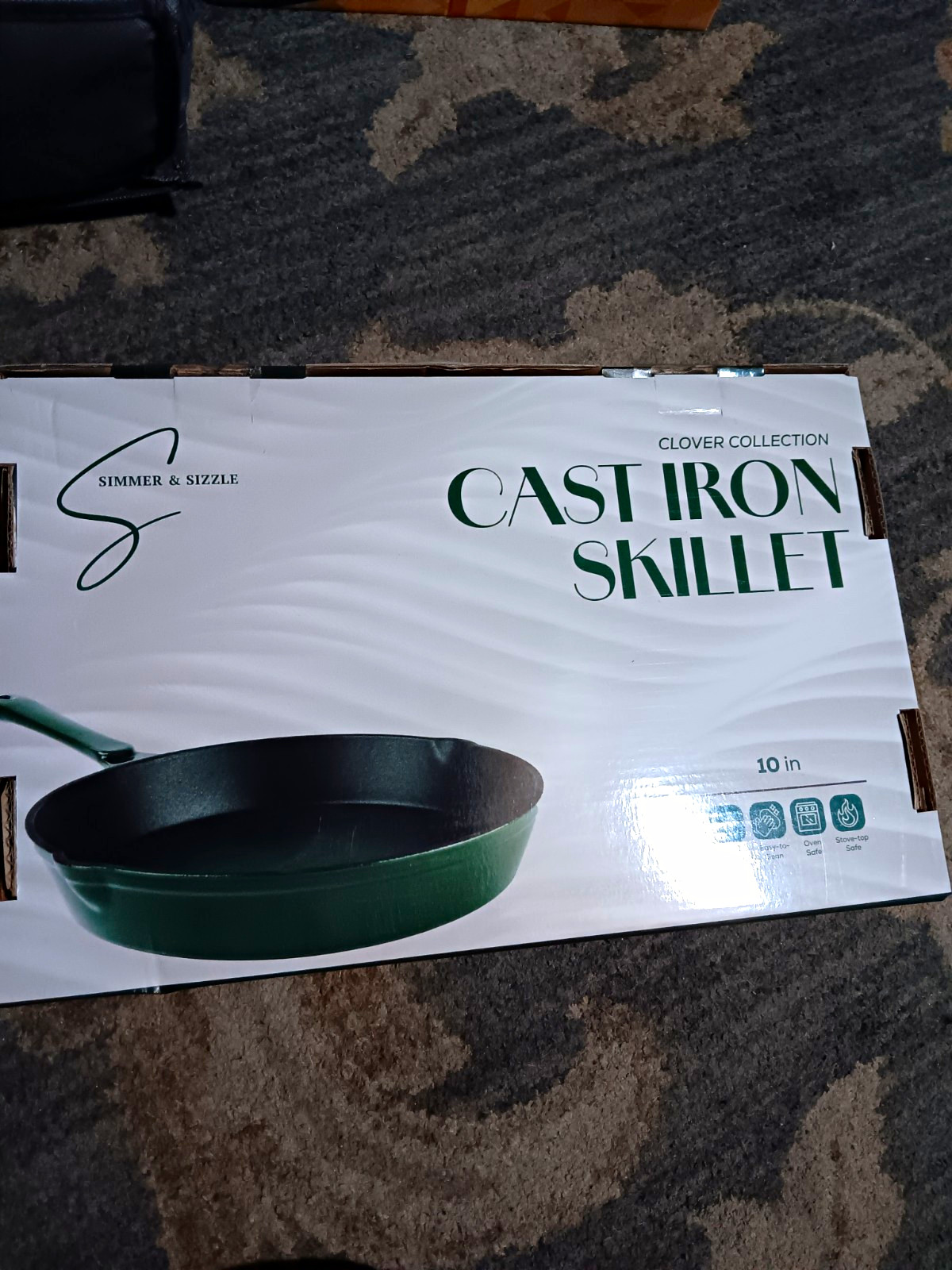 Simmer & Sizzle Clover Collection 10 in Enamel Cast Iron Skillet Green