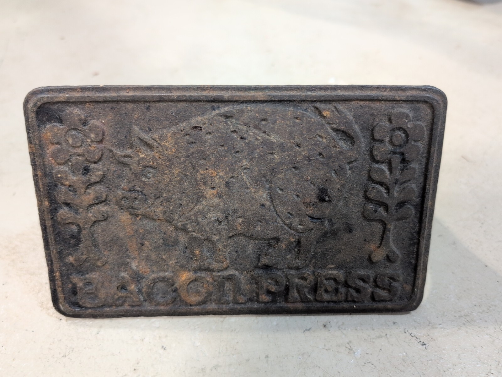 1978 Vintage Taylor & NG Bacon Press Cast Iron Pig/Flowers Wood Handle