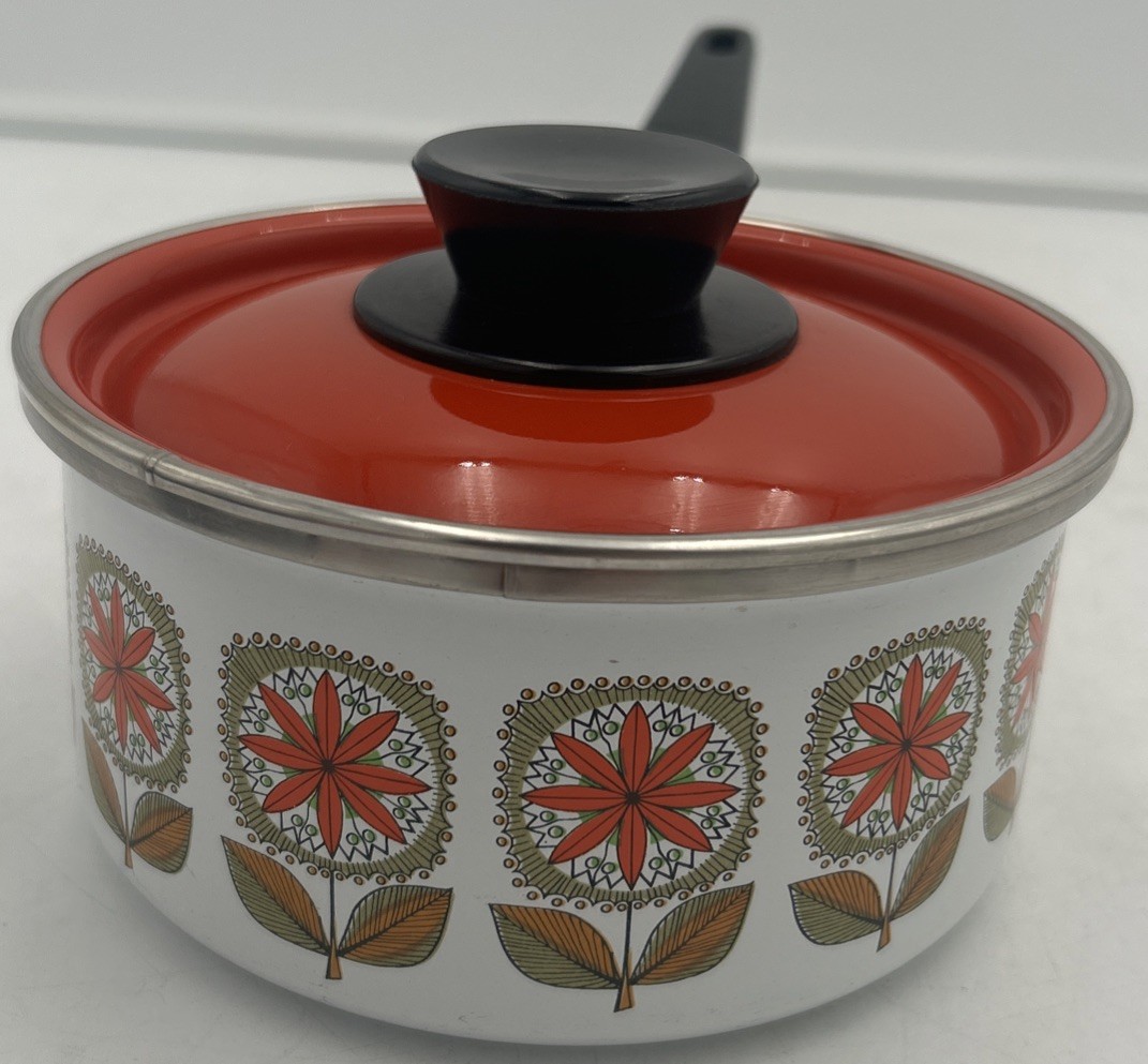 VINTAGE Enamelware 7 Piece Pots, Skillet & Kettle Set – Red Floral – MINT CONDT.