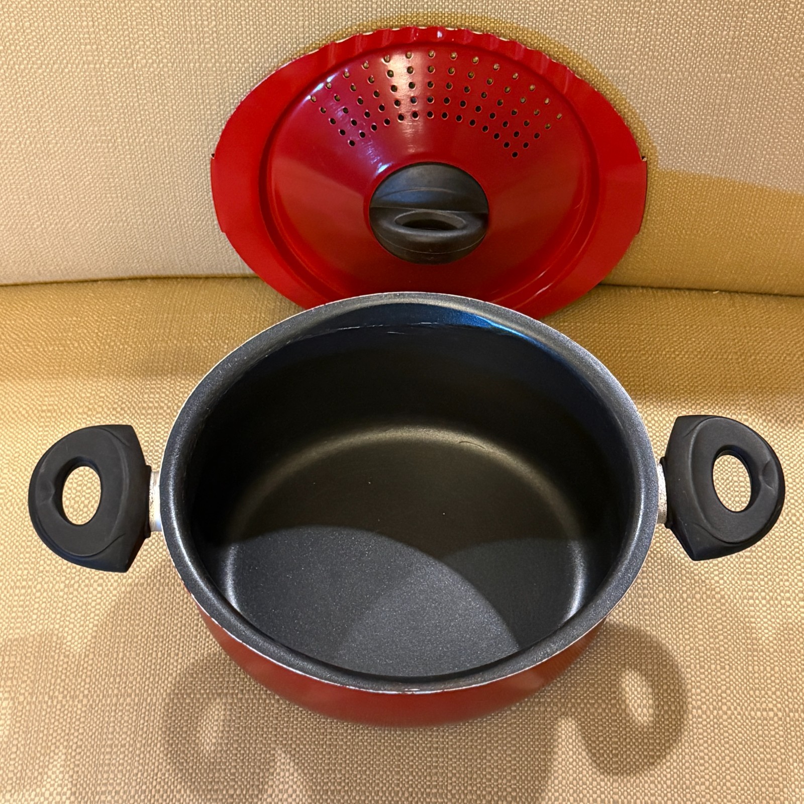 Bialetti Italian Essentials 5.5 Qt Oval Aluminum Pasta Pot Lock Strainer Lid Red
