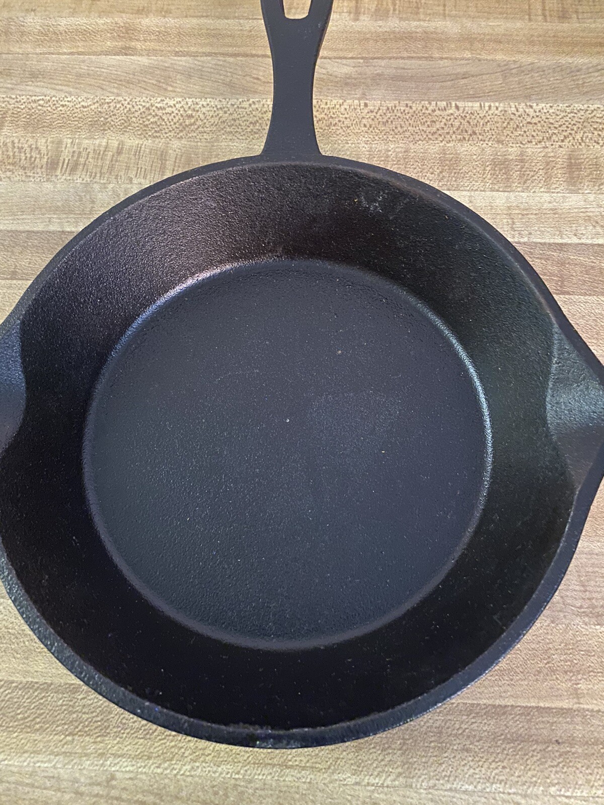 Preowned “Bayou Classic” Black 8-in Cast Iron Skillet Double Pour Spouts