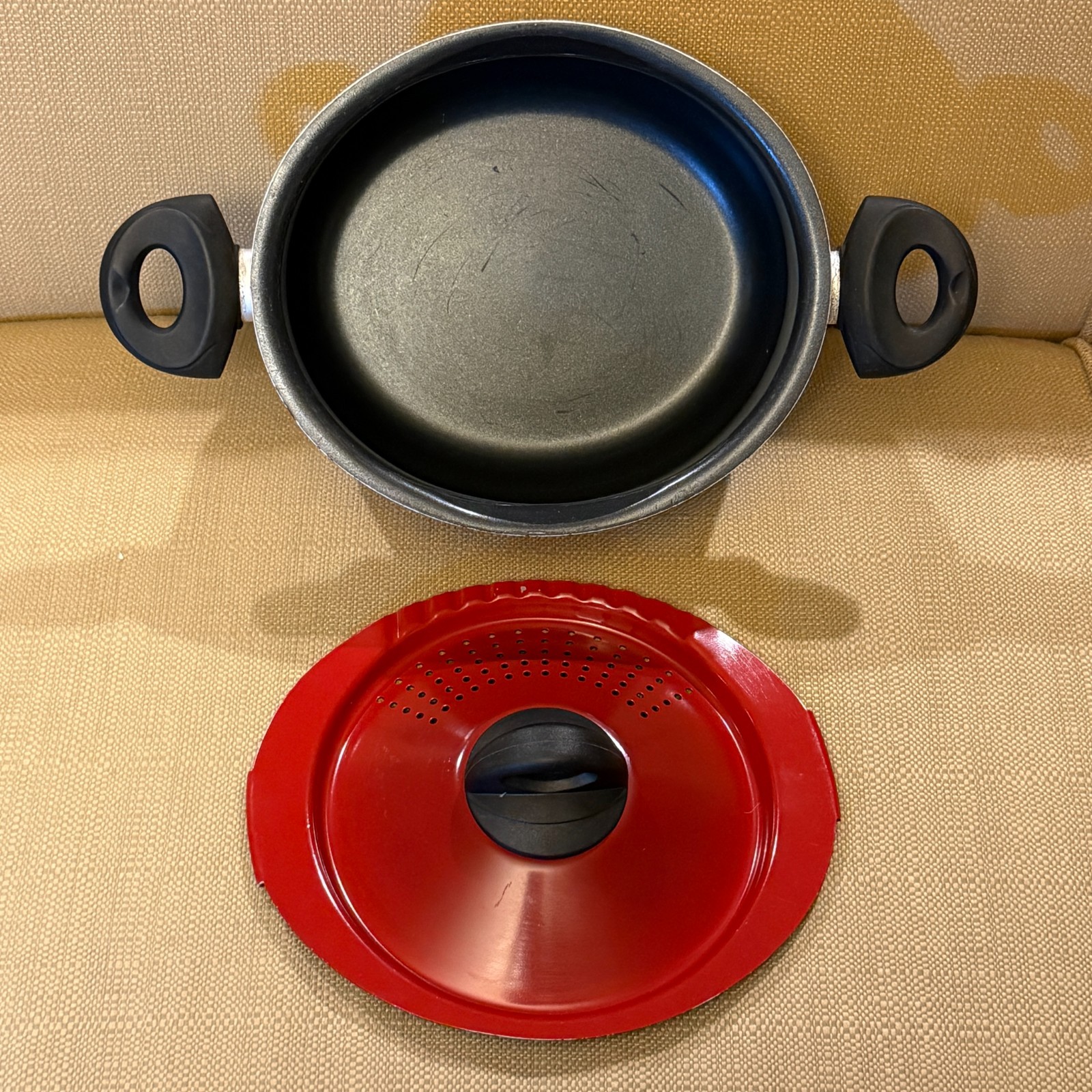 Bialetti Italian Essentials 5.5 Qt Oval Aluminum Pasta Pot Lock Strainer Lid Red