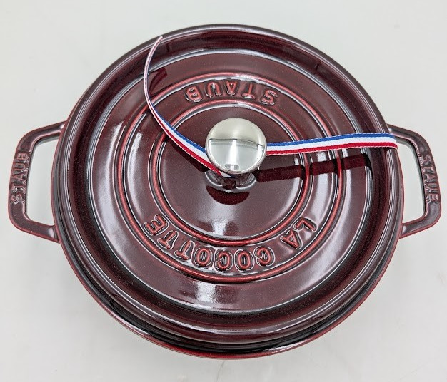 Staub Cast Iron Round 24cm, 3.7L, 3.9 Qt Cocotte Dutch Oven Color Grenadine