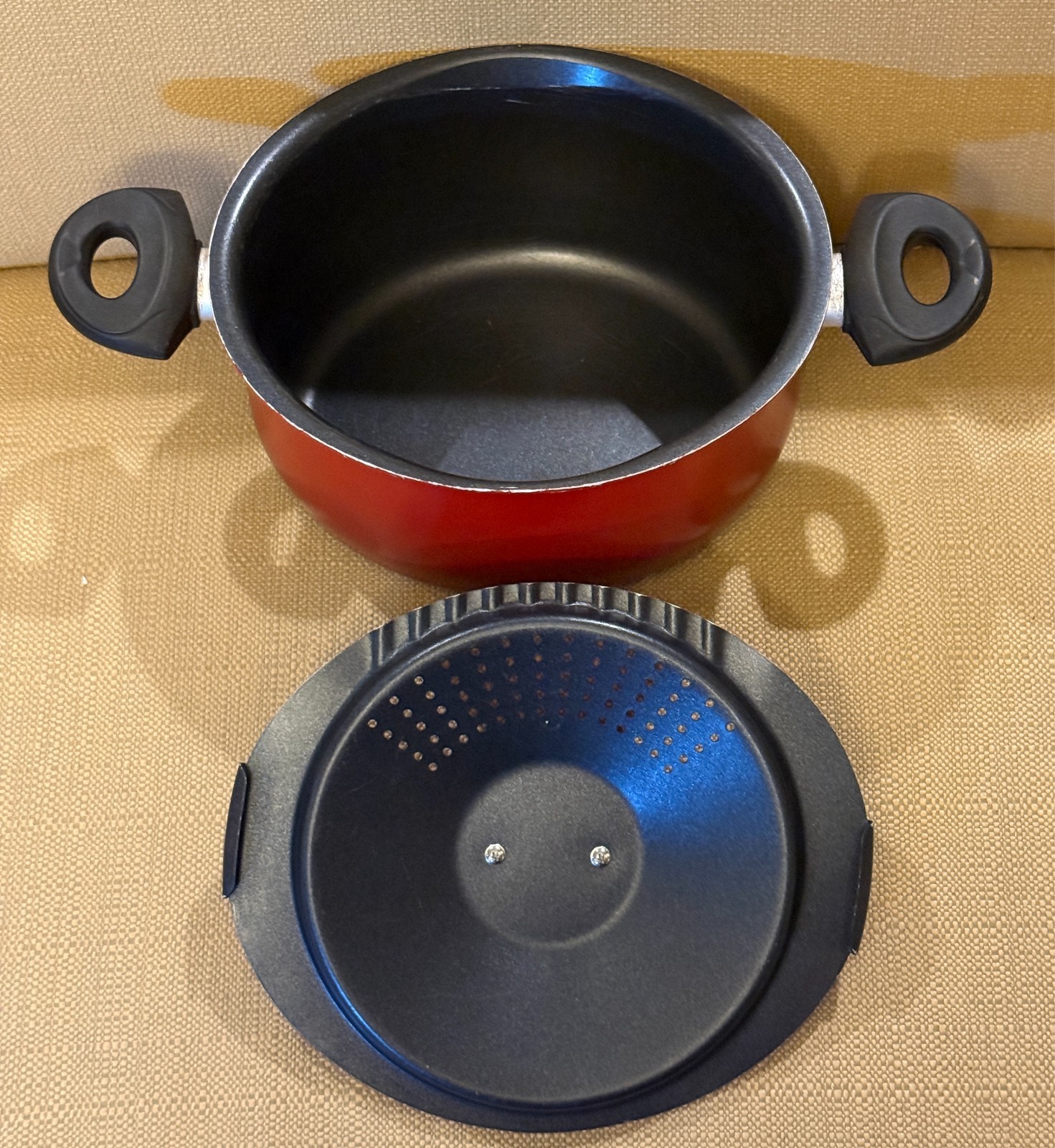 Bialetti Italian Essentials 5.5 Qt Oval Aluminum Pasta Pot Lock Strainer Lid Red