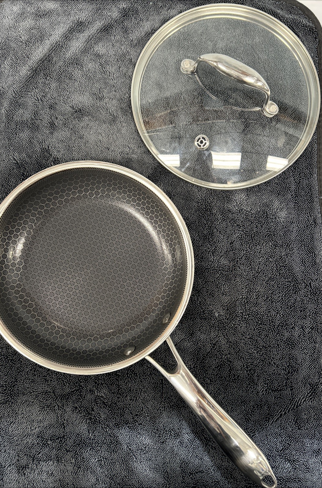 HexClad 8″ FRYING PAN with LID 8-Inch 8 Hybrid Non-Stick – Used