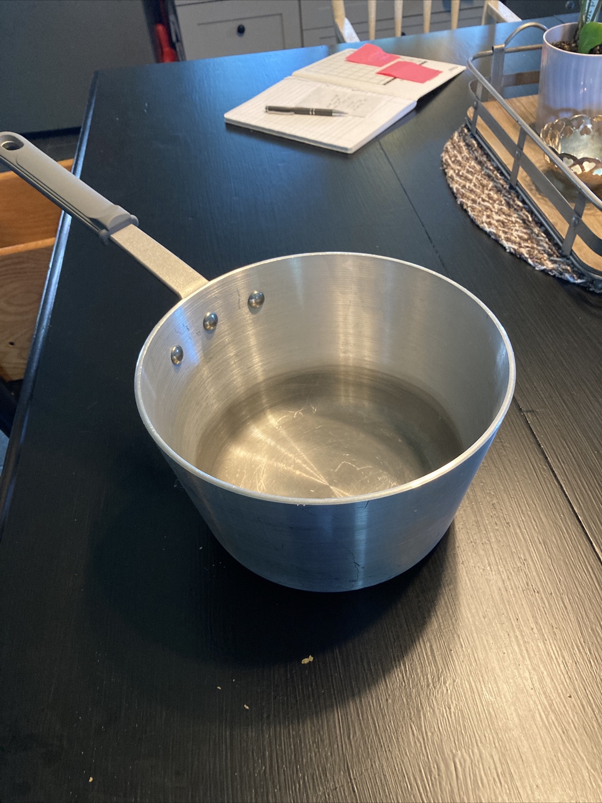 Bakers & Chefs 5.5 Qt. Heavy Aluminum Saucepan. Silicone Handle. USA. See Pics