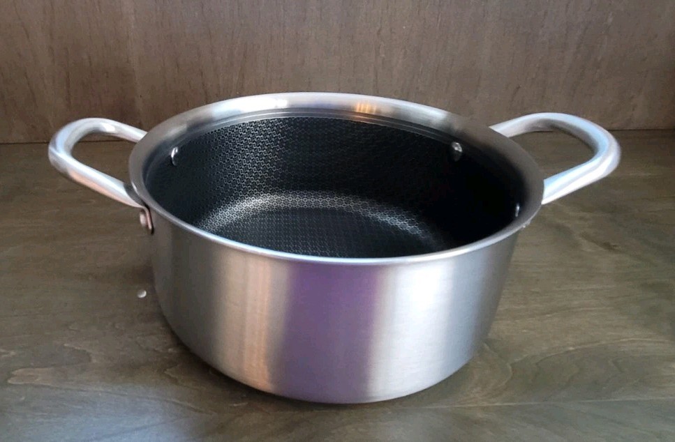 New Servappetit 4 Qt Hex Lined Dutch Oven with Glass Lid in Box