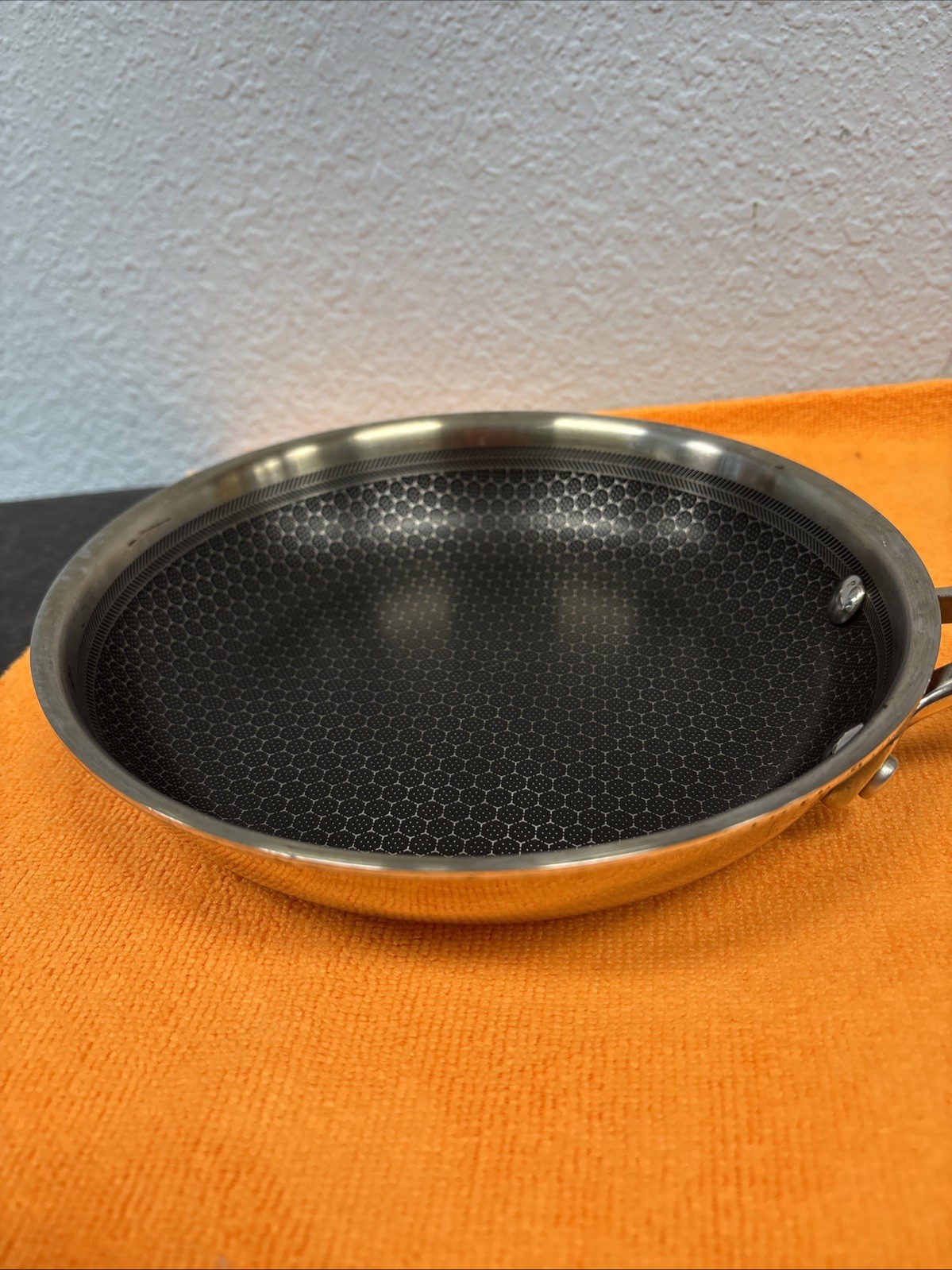HexClad Hybrid 8in Cookware Frying Pan