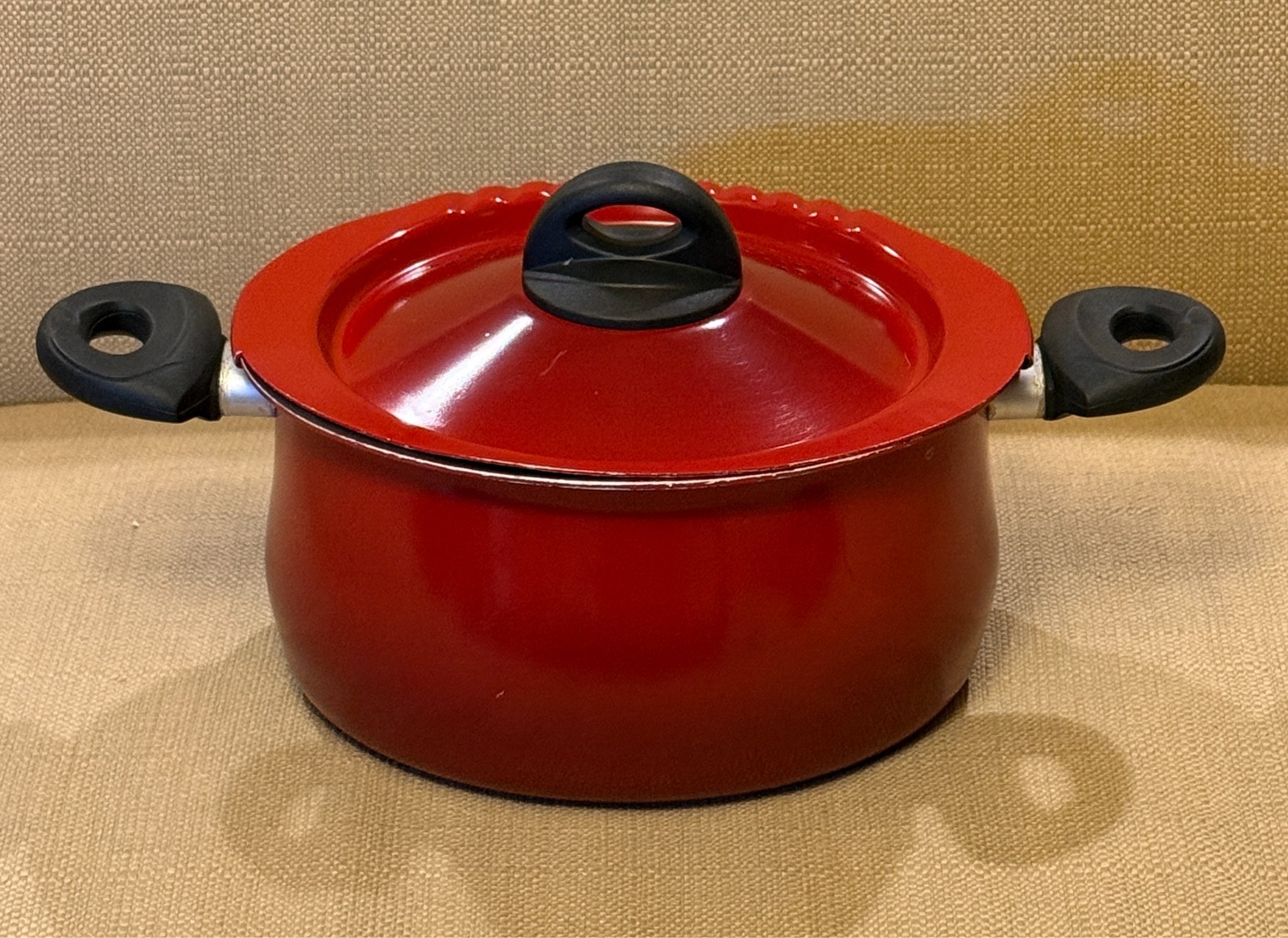 Bialetti Italian Essentials 5.5 Qt Oval Aluminum Pasta Pot Lock Strainer Lid Red