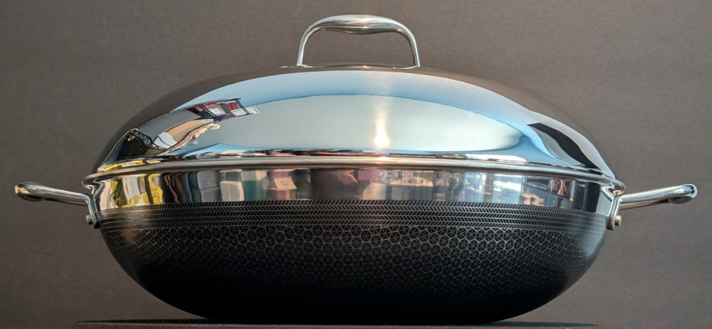 HexClad Hybrid Nonstick 14″ Wok With Tempered Glass Lid