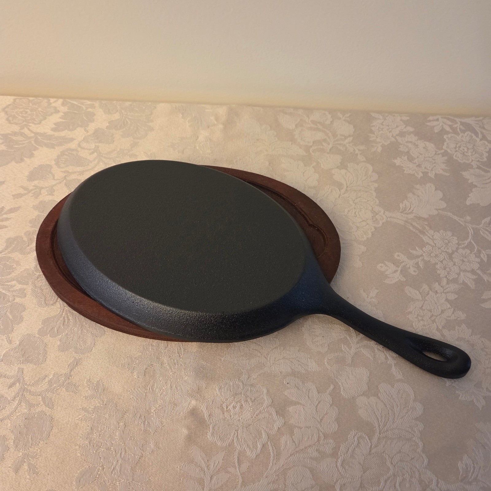 Cast Iron Fajita Skillet Oval 9.5 x 7-inch Sizzle Plate w/ Wooden Trivet New