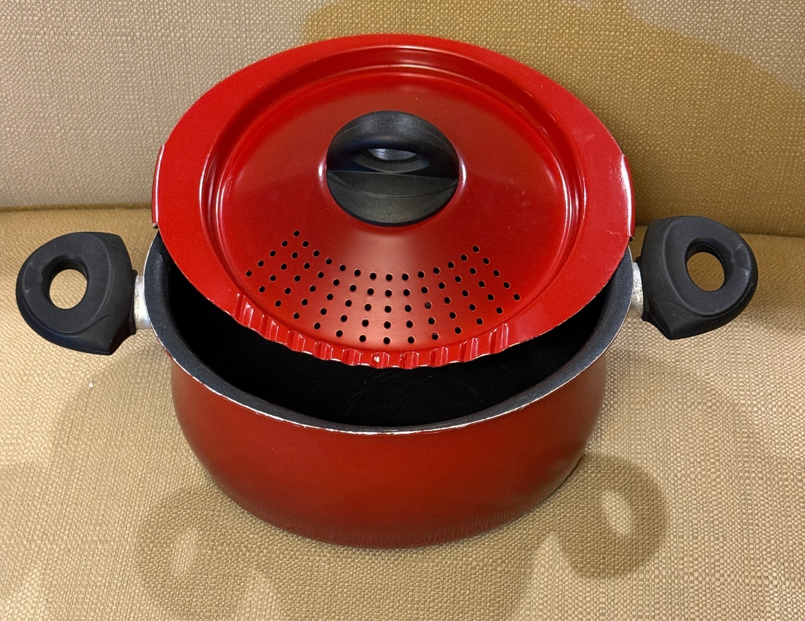 Bialetti Italian Essentials 5.5 Qt Oval Aluminum Pasta Pot Lock Strainer Lid Red
