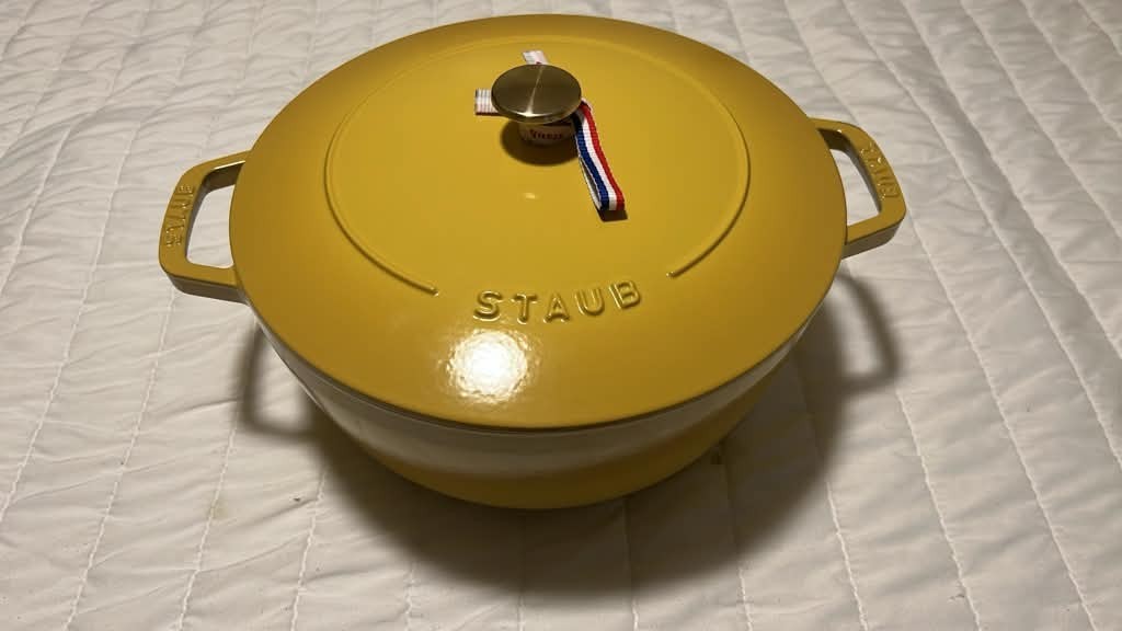 Staub Cast Iron 5.25 qt, Essential French Oven, Citron