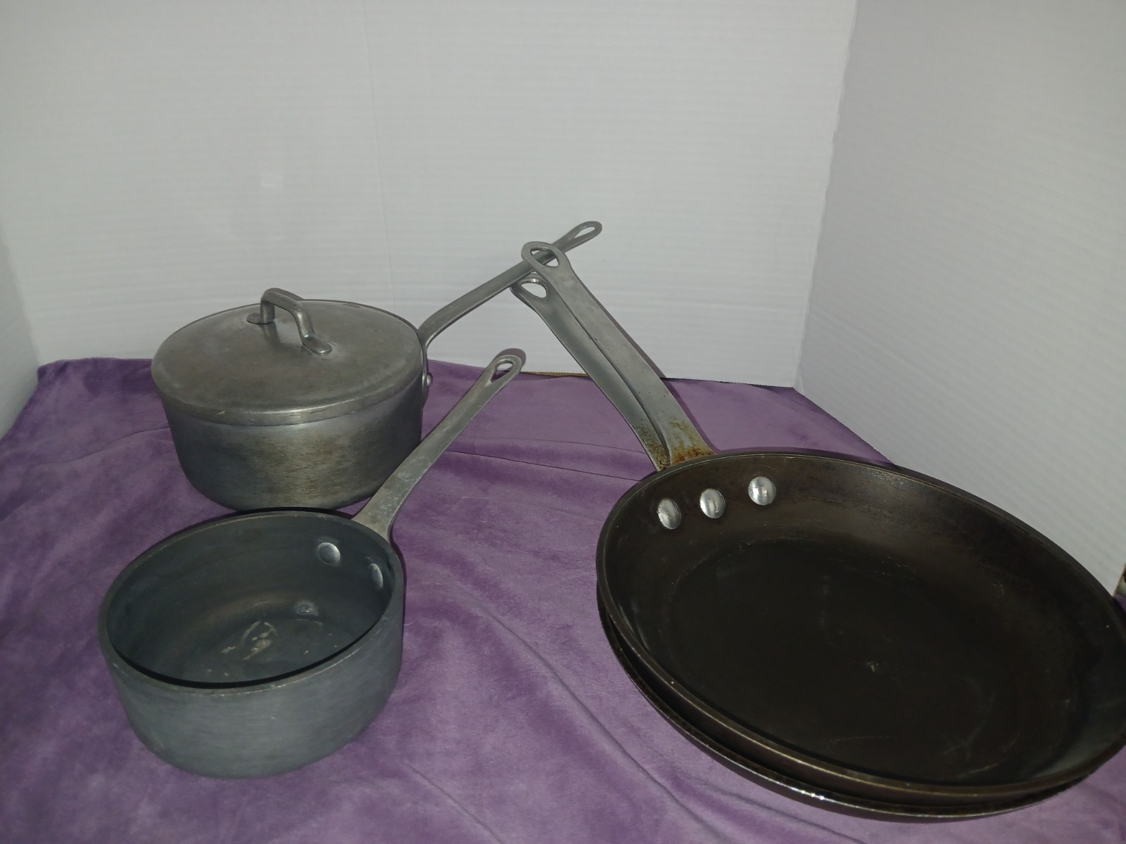 MAGNALITE 4 PIECE SET Two Pan Two Pots 1/2 Quart, 1 Quart W/Lid & Two 9 In Pans
