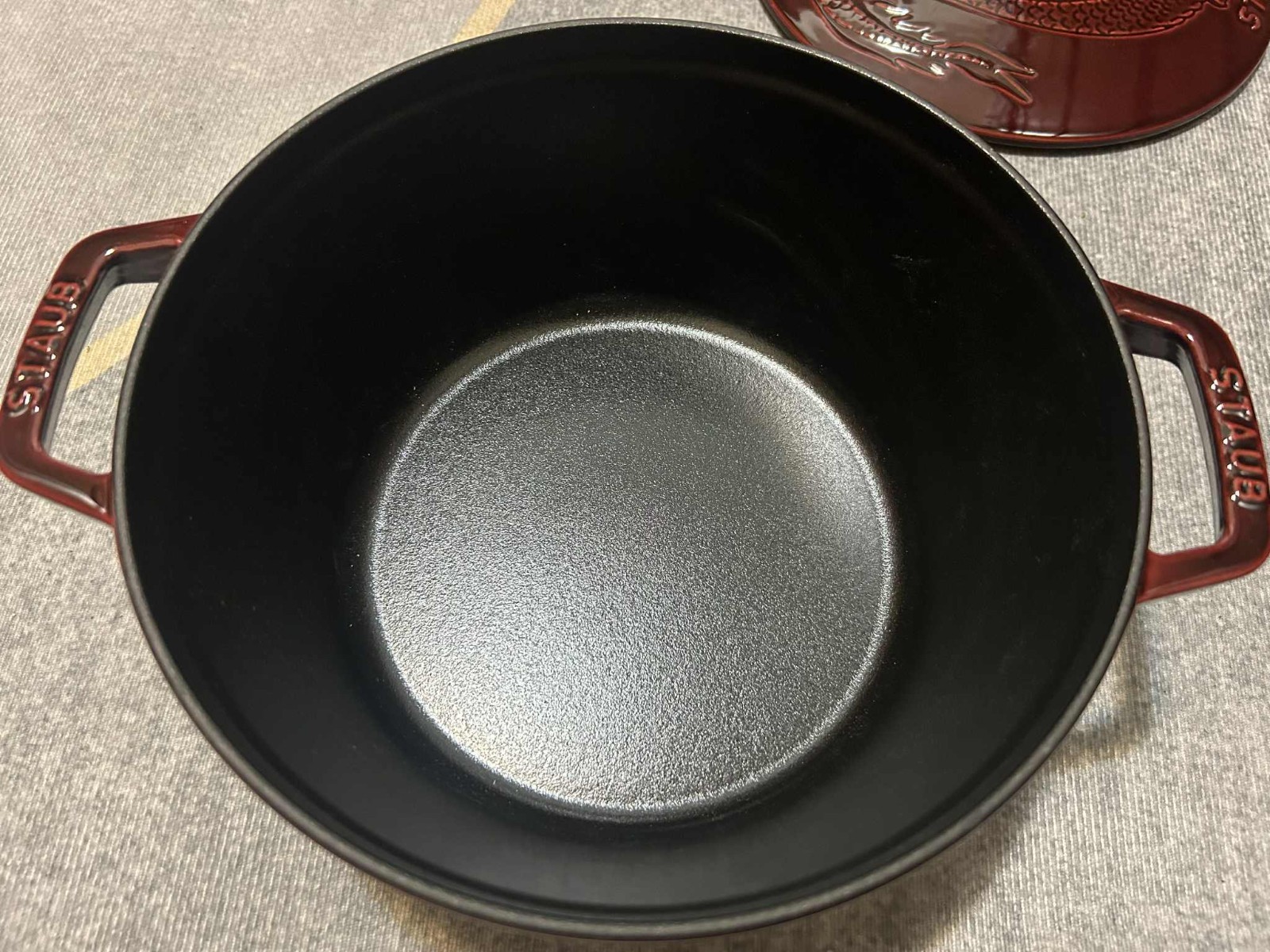 Staub Dragon Cocotte 24cm (with Bring your love to the table)
