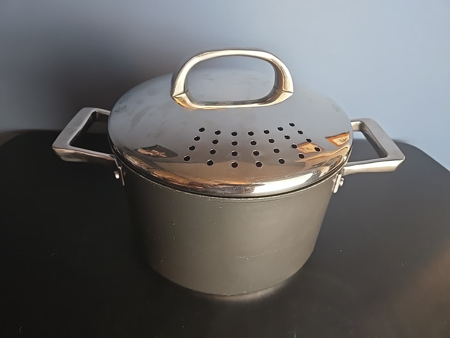 Circulon Hard Anodized Aluminum 7 Quart Casserole With Locking Straining Lid