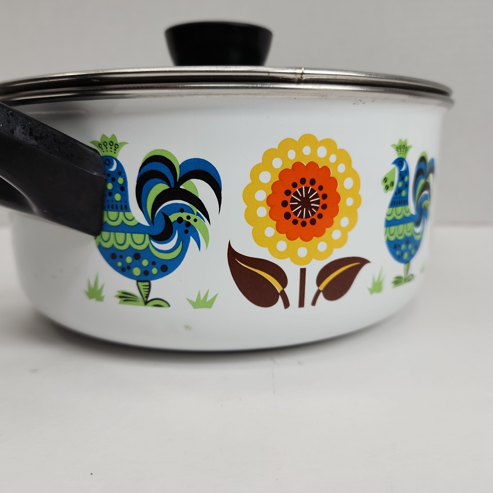Steel Enamel 2 Qt Rooster And Sunflower w/ Green Lid.