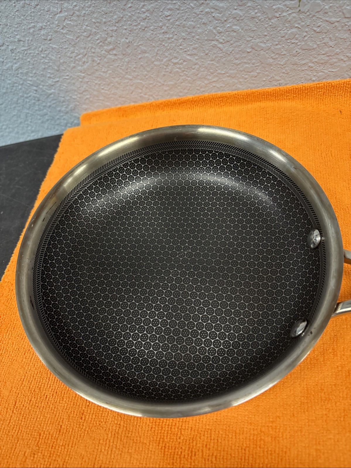 HexClad Hybrid 8in Cookware Frying Pan