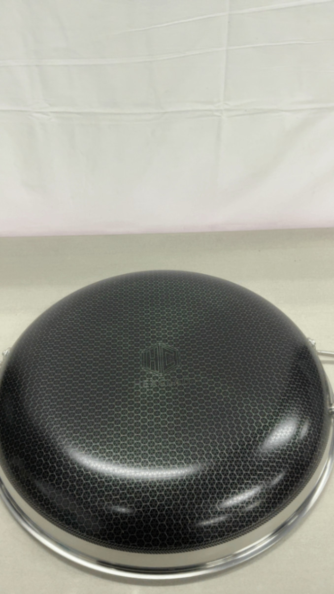 HexClad Hybrid Nonstick 14-Inch Frying Pan with Lid