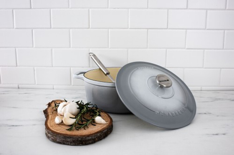CHASSEUR Cast Iron Round French Oven 24 cm 4 L Celestial Grey! RRP $549.00!