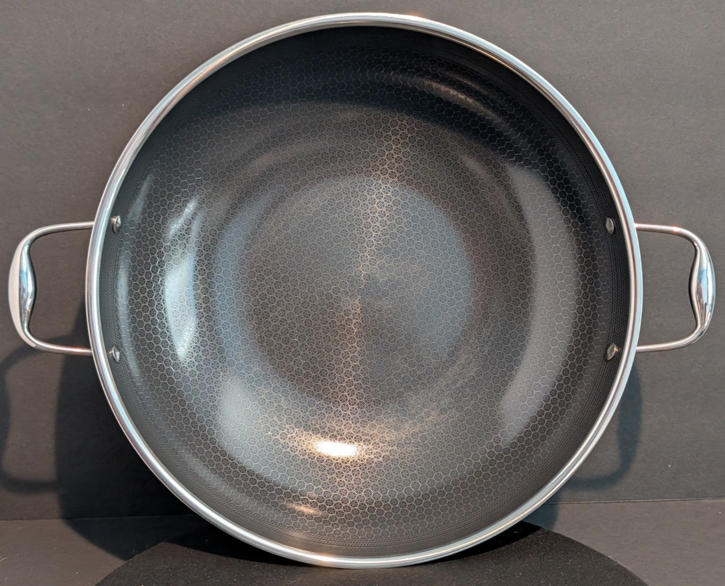 HexClad Hybrid Nonstick 14″ Wok With Tempered Glass Lid
