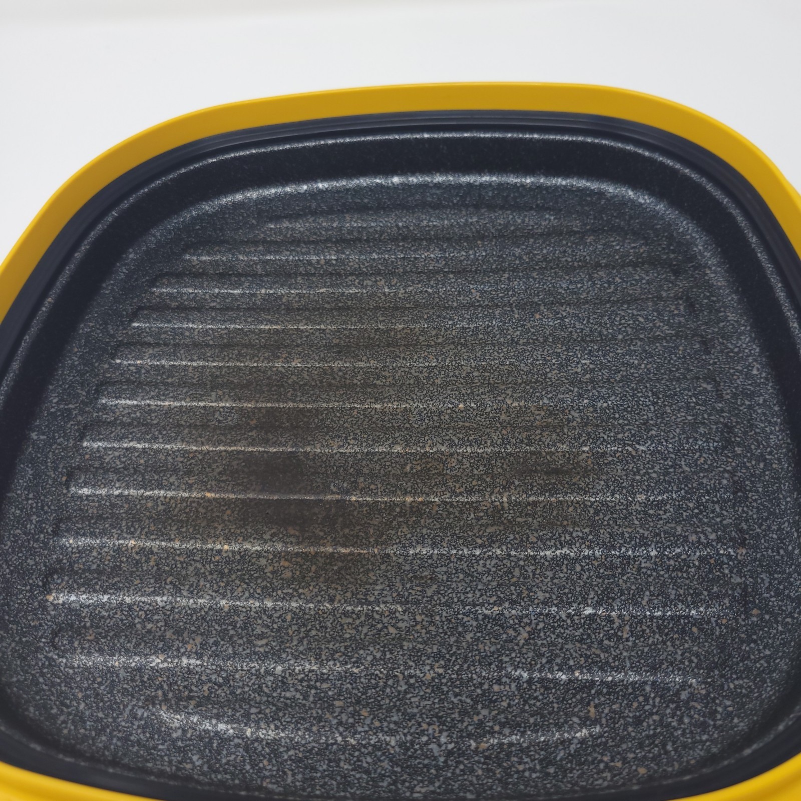 Range Mate 9×9 Nonstick Cooking Grill Pan Square Microwave Cooker Yellow/White