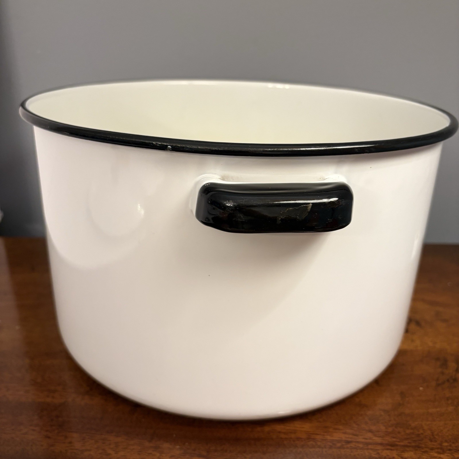 Enamel Stock Pot with Lid 11.25″ Wide White with Black Trim. 10 Quarts