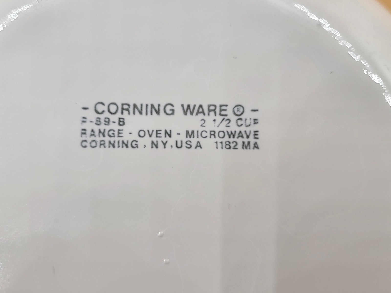 Vintage Corning Ware #P-89-B White Coupe 2.5 Cup Sauce Pan with Pour Spout