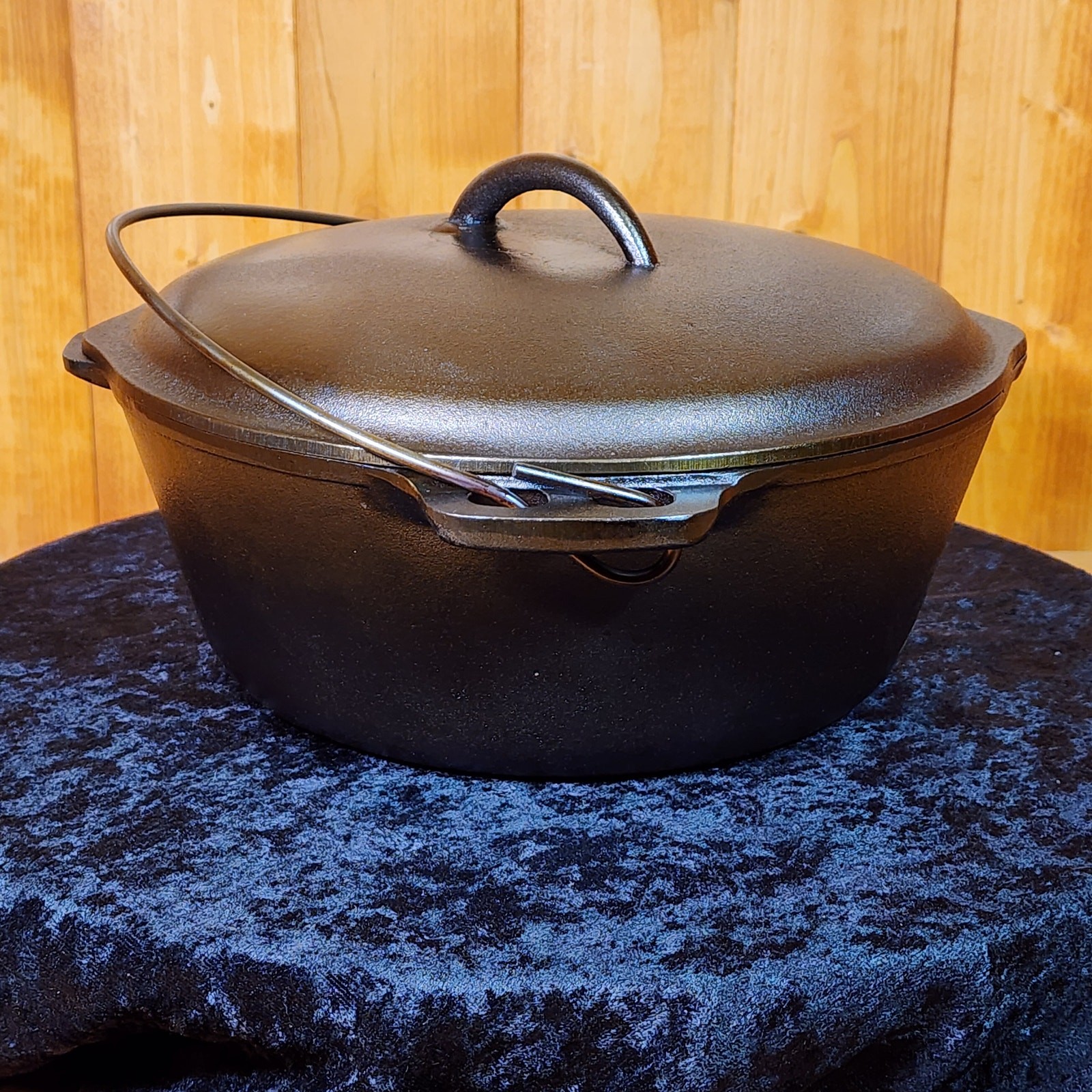 Birmingham #8 Stove and Range Co. Dutch Oven with Bail Handle & Cover