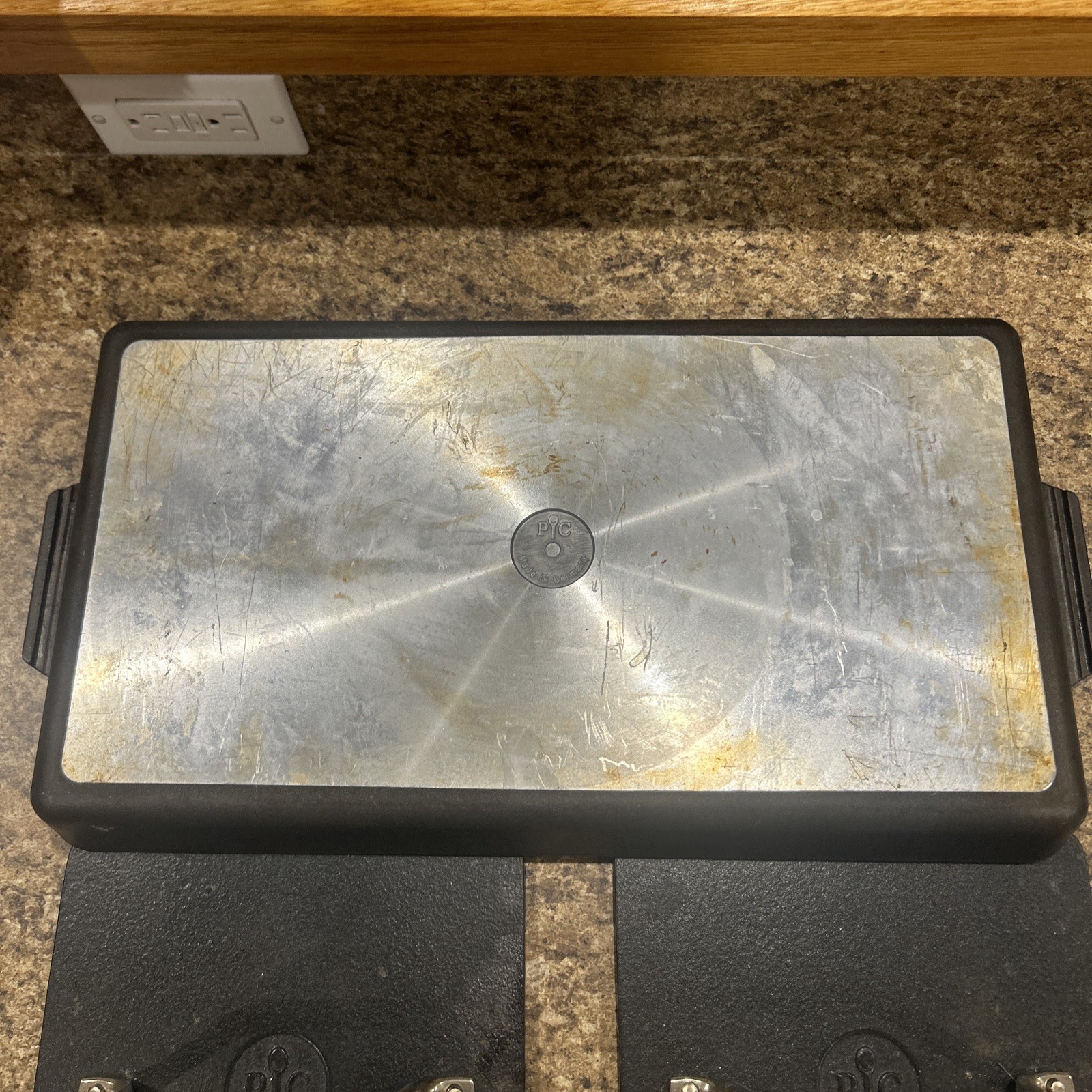 Pampered Chef Nonstick Double Burner Grill with 2 Cast Iron Presses
