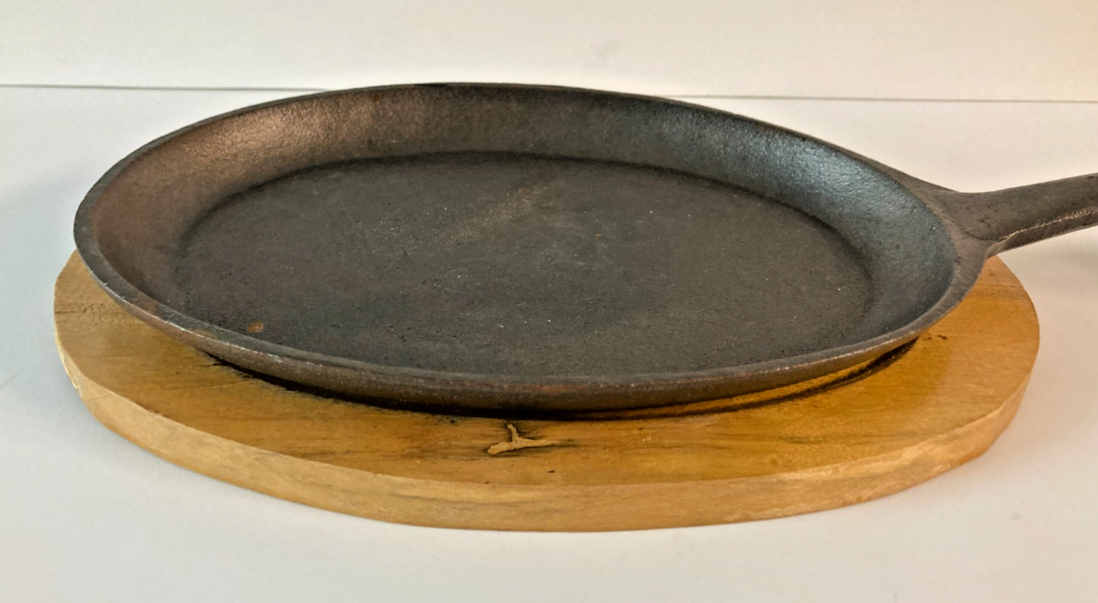 PIER 1 CAST IRON FAJITA SKILLET with WOODEN TRIVET, 6.5″ x 9″ OVAL, NEVER USED