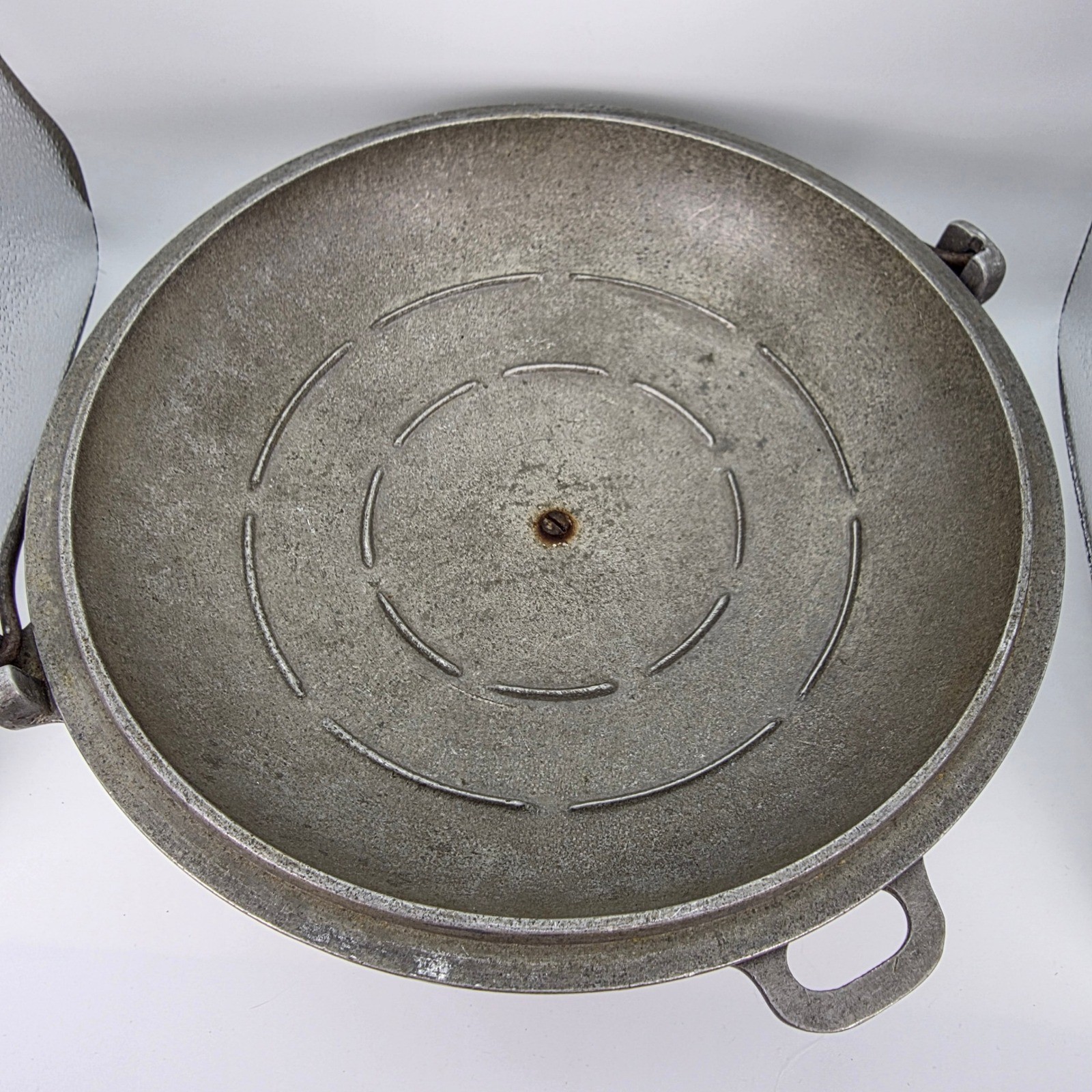 Montgomery Ward Dutch Oven Unisex Large Silver Cast Aluminum Bail Handle Vintage