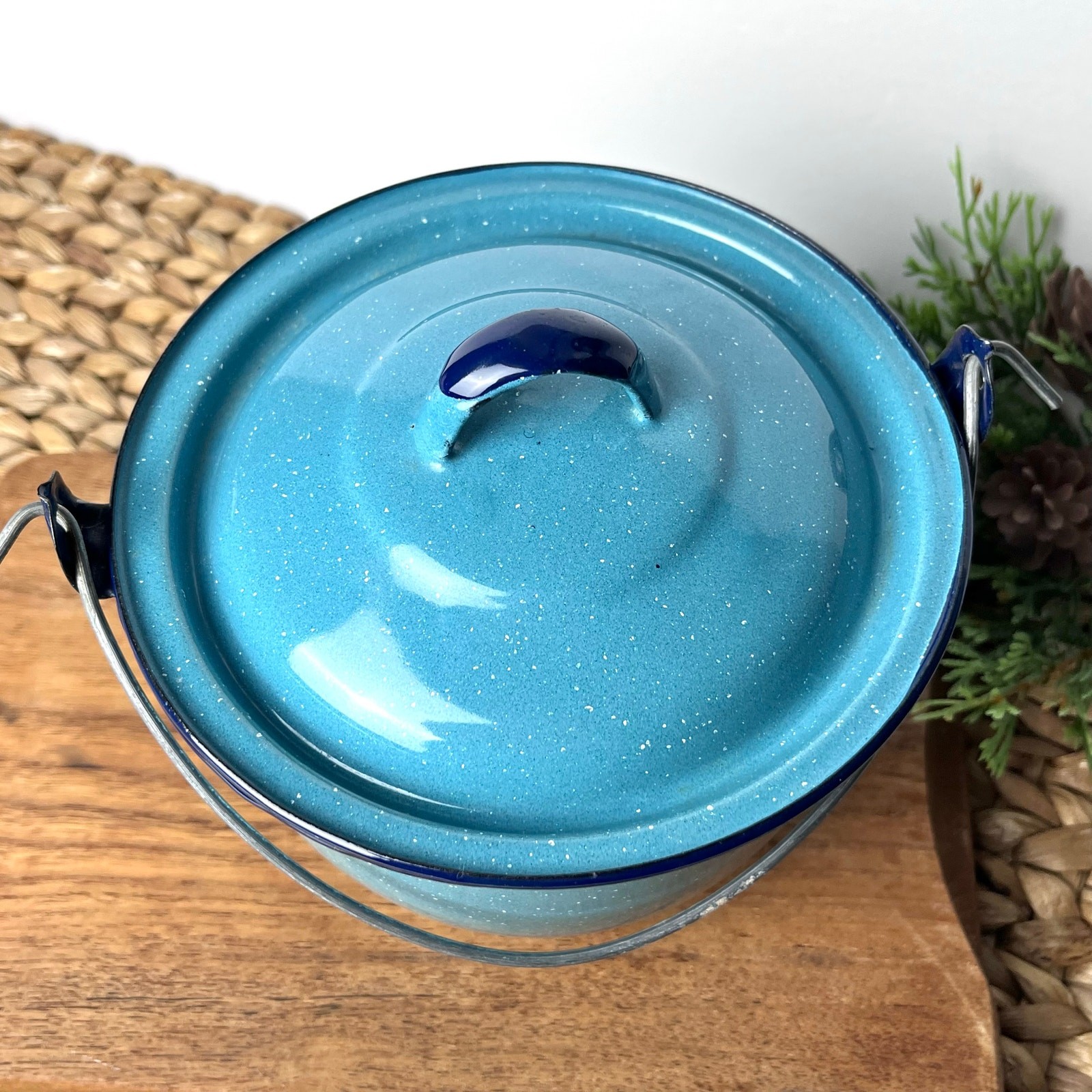 1.5 Quart Enamelware Metal Pot w/ Lid Turquoise Blue White Speckles Navy Accents