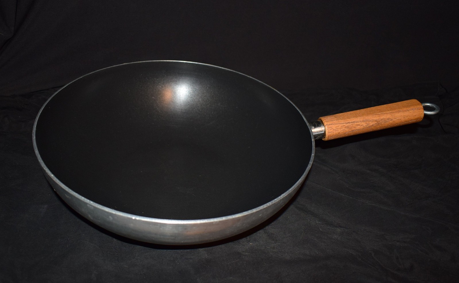 Mirro Aluminum Non-Stick Pan / Skillet ~ 12″ Diameter x 3.5″ Deep ~ No Lid