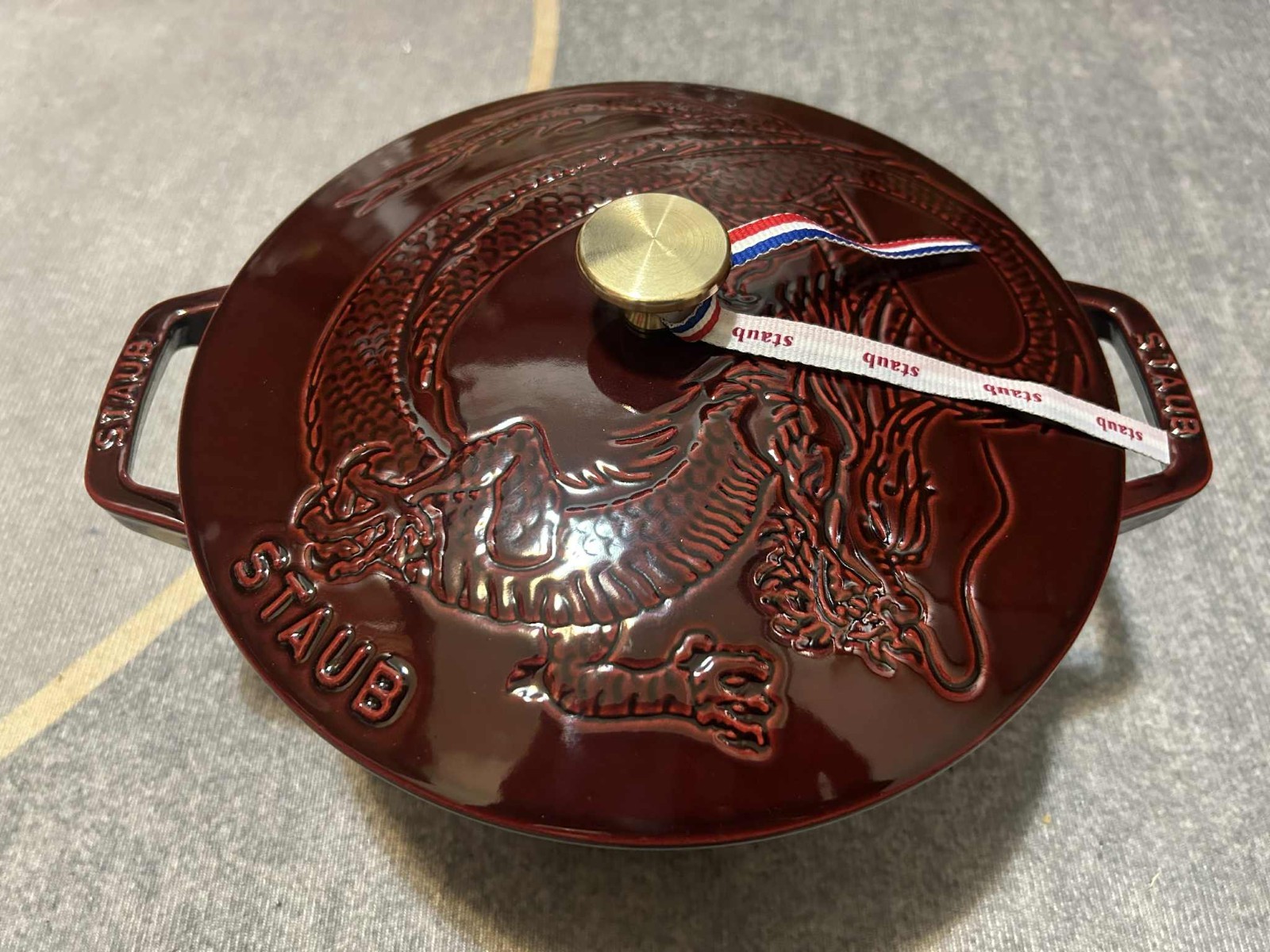 Staub Dragon Cocotte 24cm (with Bring your love to the table)