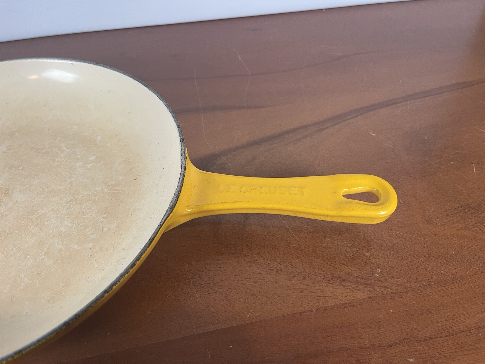 Le Creuset Cast Iron Enamel Shallow Fry Omelette Pan Yellow Nectar 9 3/4″