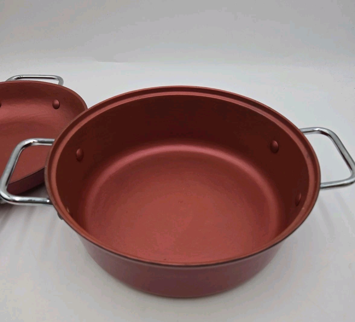 Cook’s Essentials Dutch Oven 4 Qt, Red Enamel Over Cast Iron