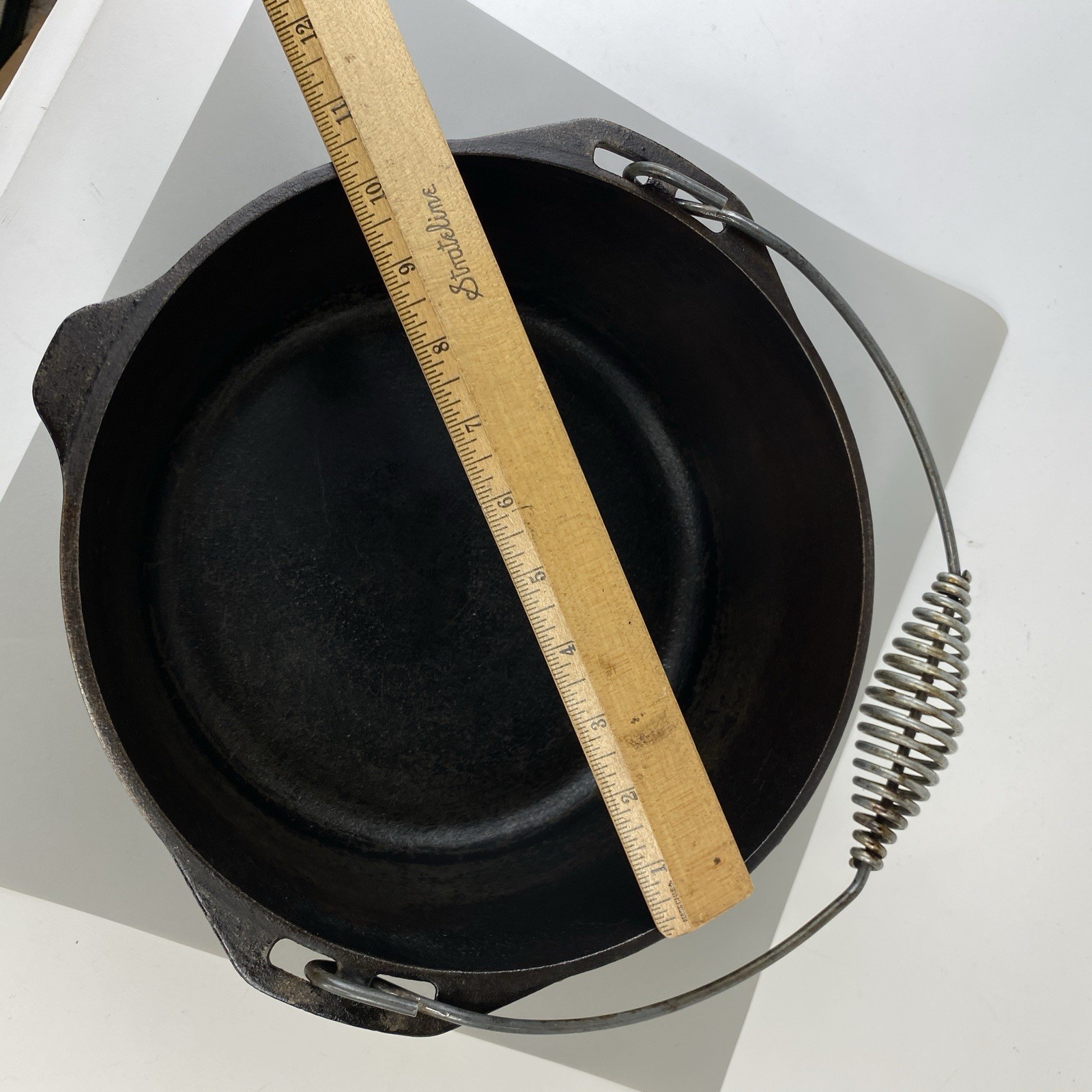 Lodge USA 8DO Cast Iron 8 Quart Camp Dutch Oven with Lid & Bail Handle 10.25″