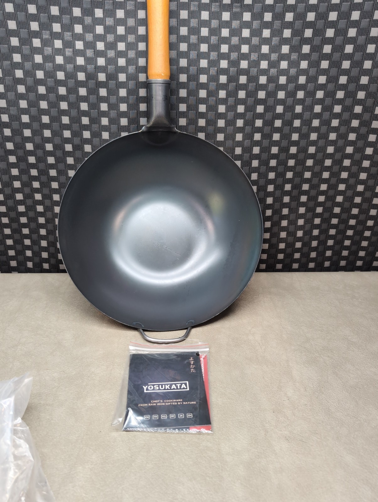 Yosukata 13.5″ Wok Pan Black Carbon Steel Pre-Seasoned Flat Bottom Wood Grip