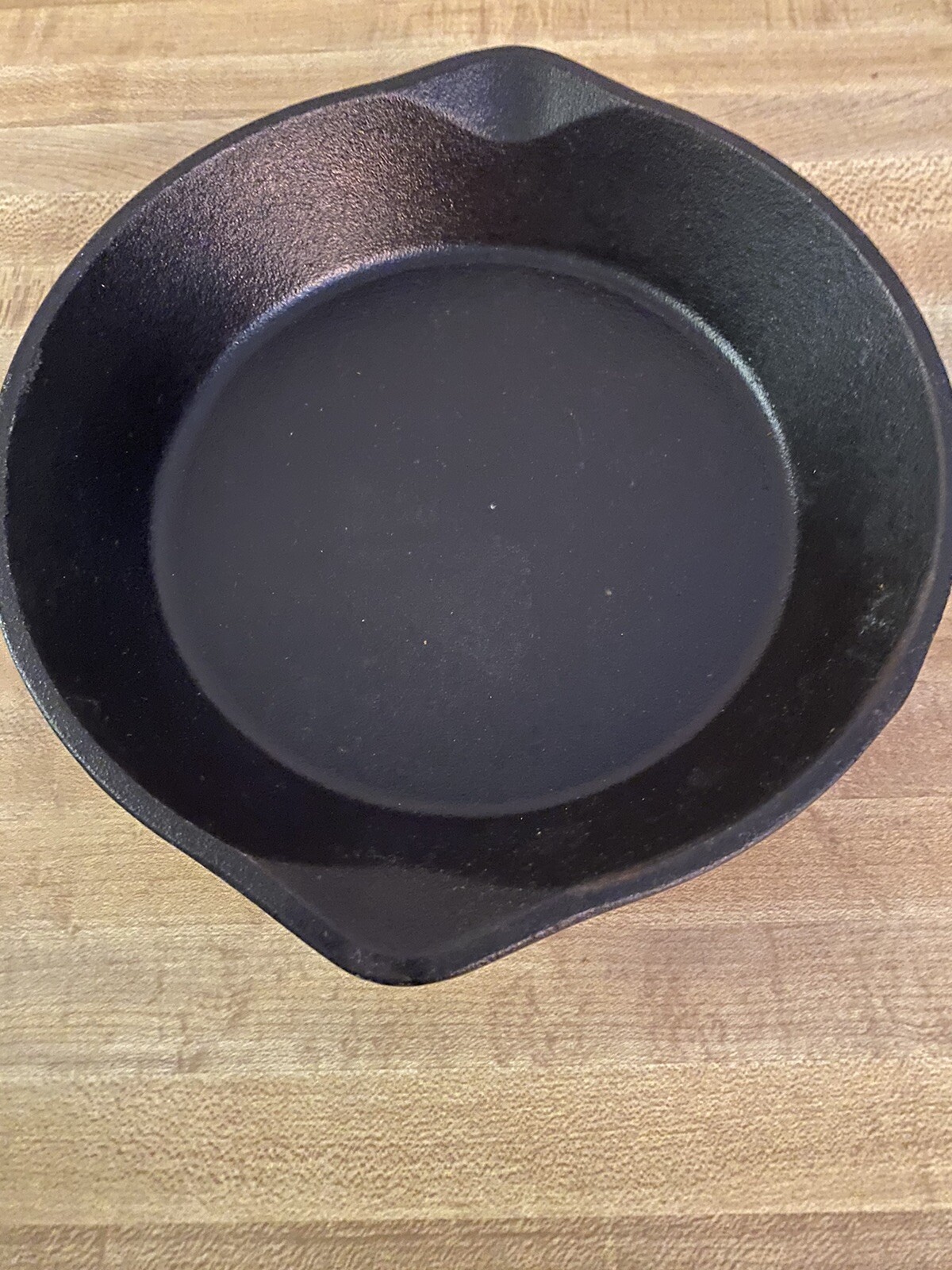 Preowned “Bayou Classic” Black 8-in Cast Iron Skillet Double Pour Spouts