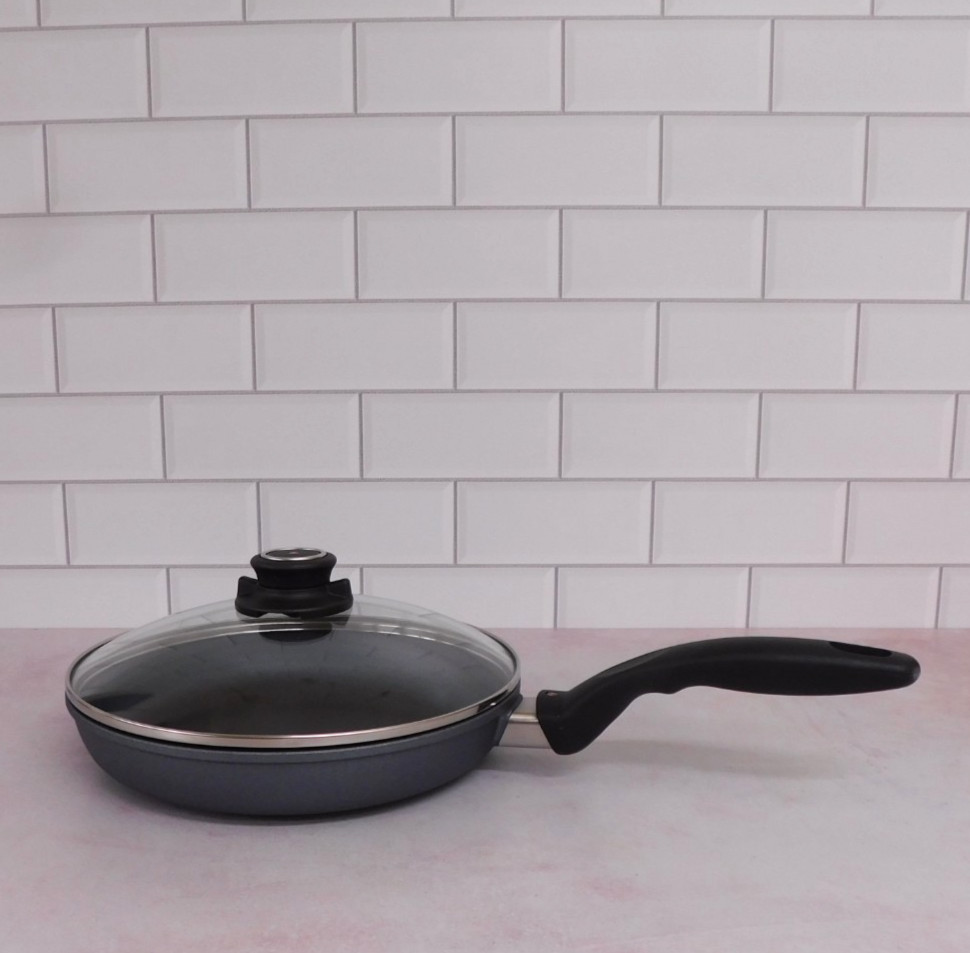 Swiss Diamond Classic HD Nonstick Fry Pan with Glass Lid, 9.5 Inch – NEW