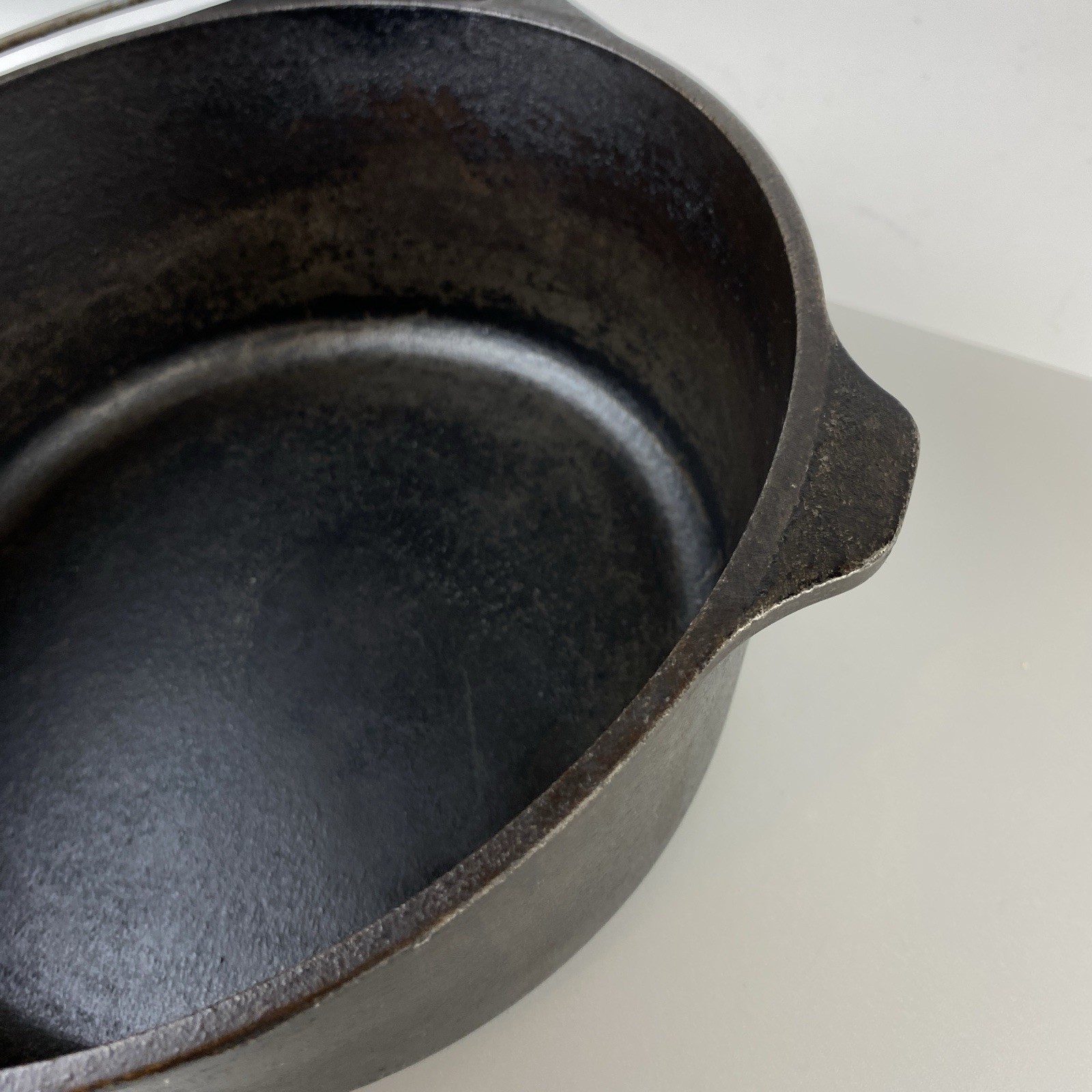 Lodge USA 8DO Cast Iron 8 Quart Camp Dutch Oven with Lid & Bail Handle 10.25″