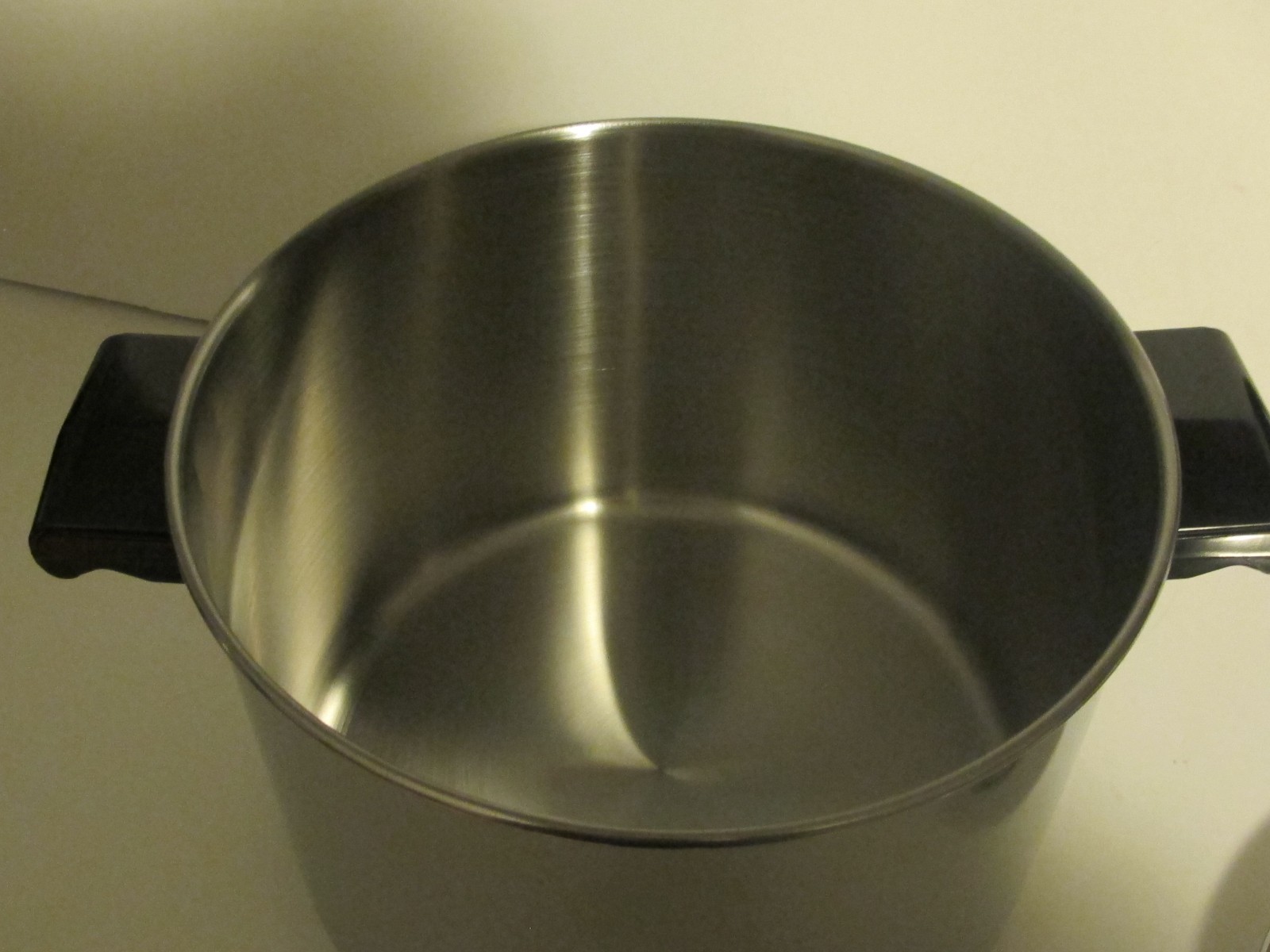 Farberware Classic 8 Qt. Stockpot w/ Lid. Aluminum. Stay Cool Handles. New.