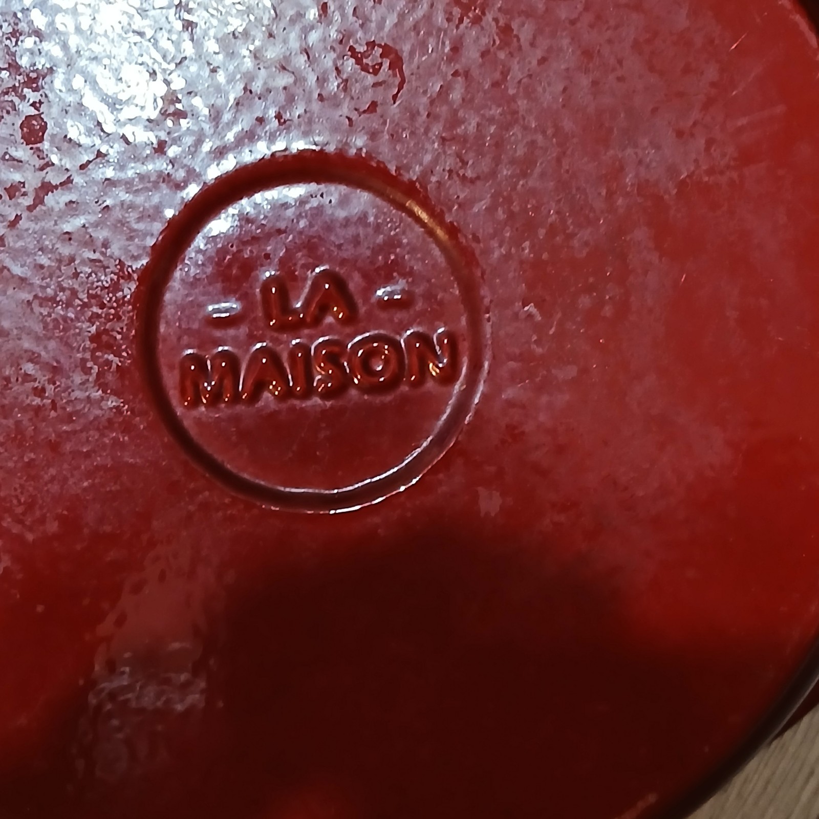La Maison 4.2 Qt, Enameled Cast iron Casserole w/Lid Maroon.
