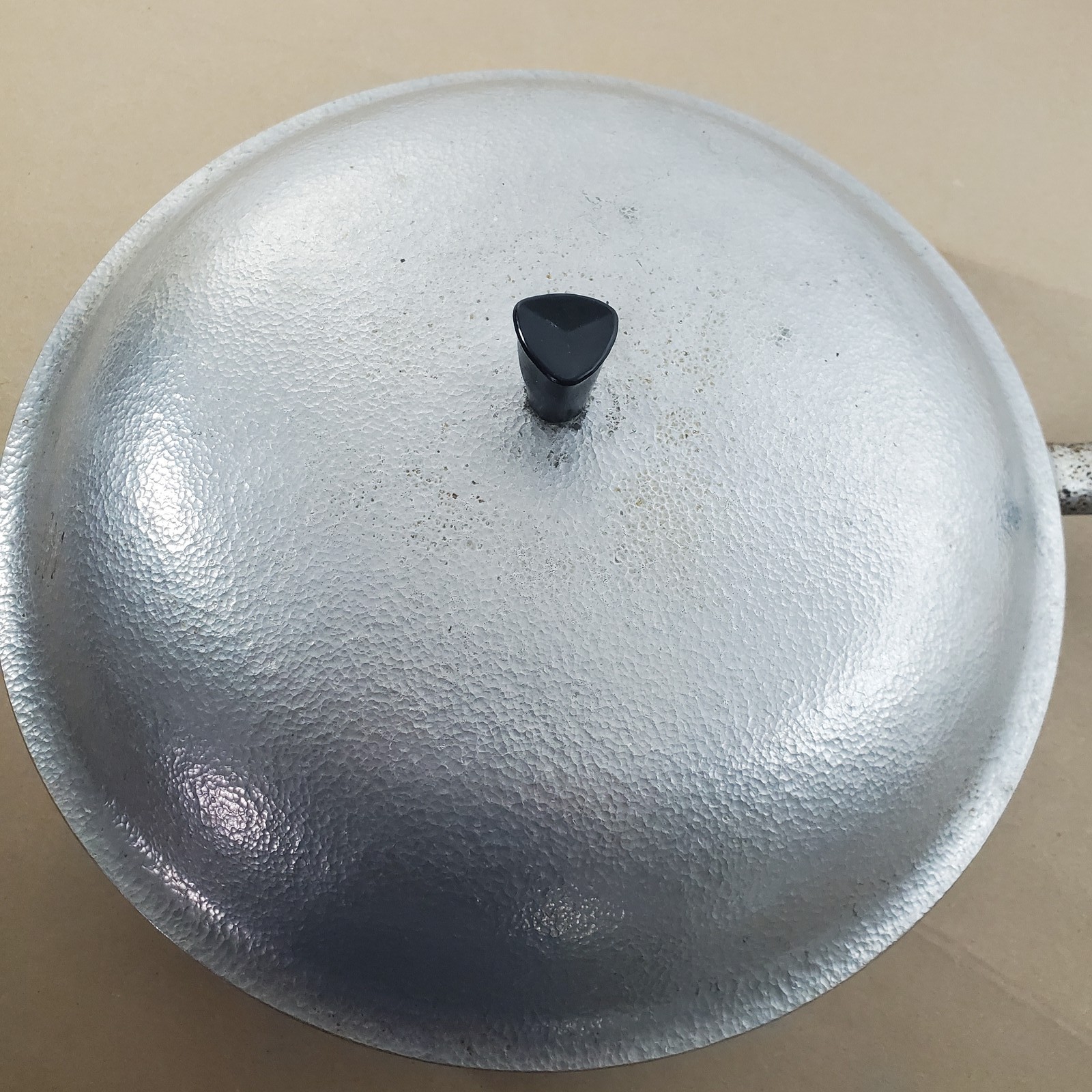 Vintage B.C.C. LTD. Hammered Aluminum Wok with Lid & Long Handle 11.5″ Diameter