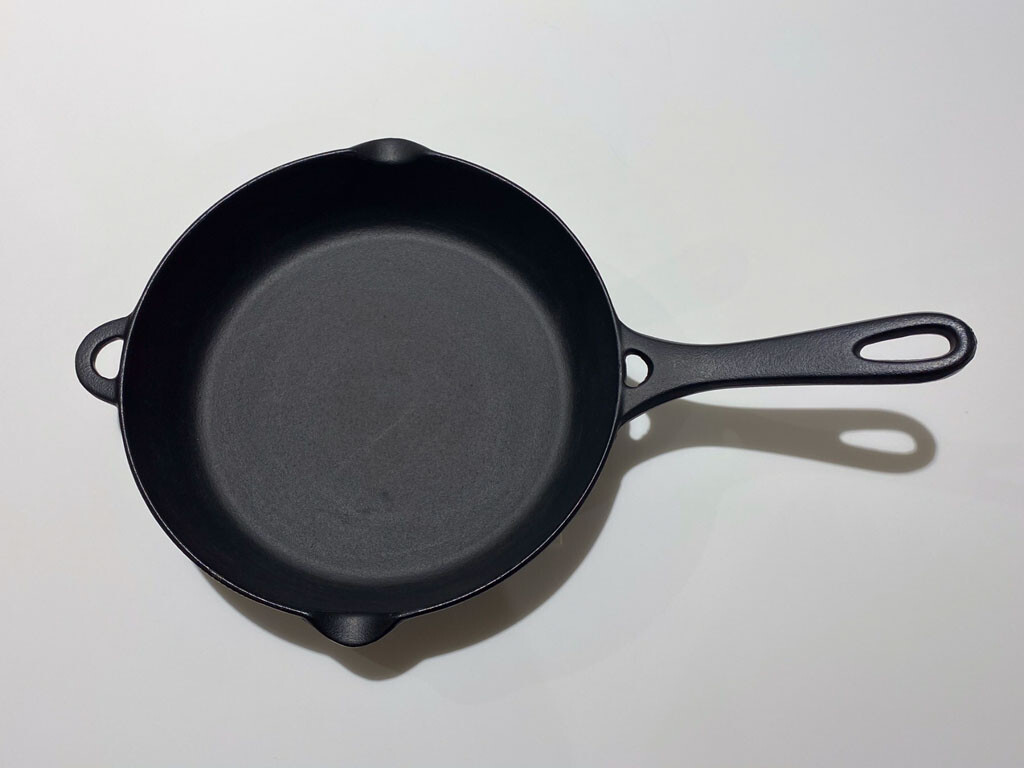 Iwachu frying pan 24 black baking inner diameter 24 cm IH made in Japan Genuine