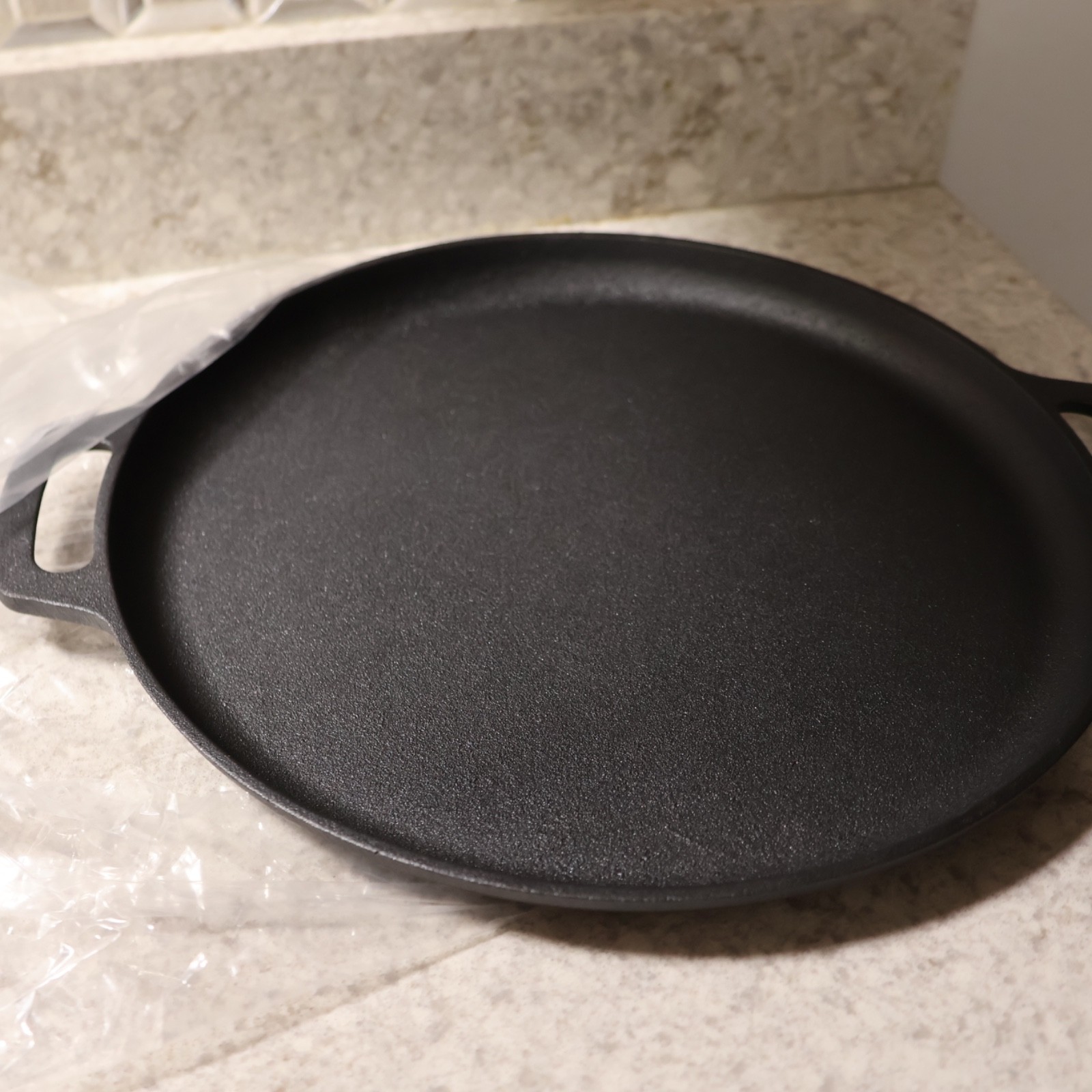 MegaChef 17 Inch Round Preseasoned Cast Iron Pizza Pan in Black