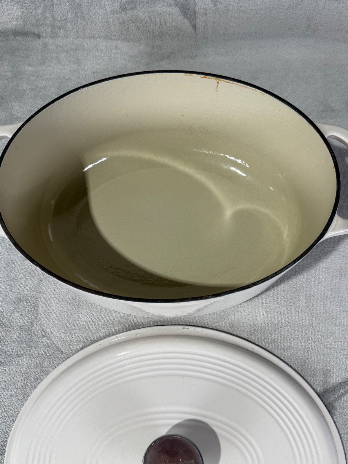 Lodge Cast Iron Dutch Oven Oval White Enamel with Lid 7 QT 6.6 L