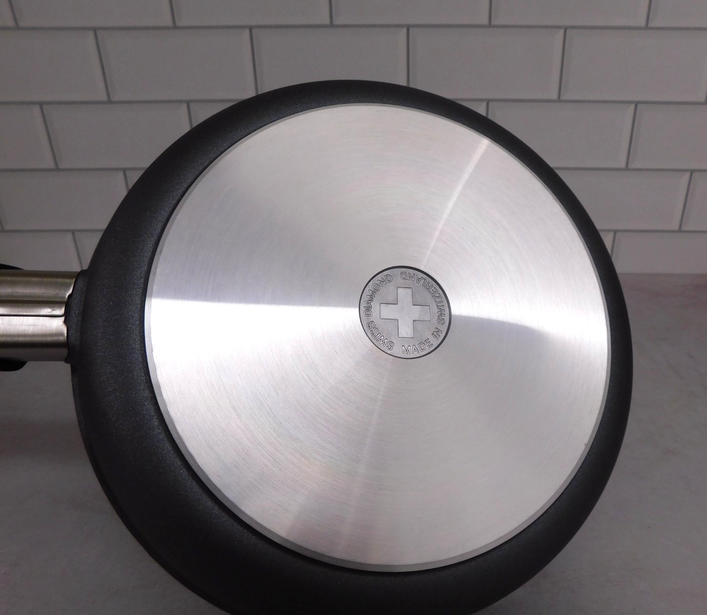 Swiss Diamond Classic HD Nonstick Fry Pan with Glass Lid, 9.5 Inch – NEW